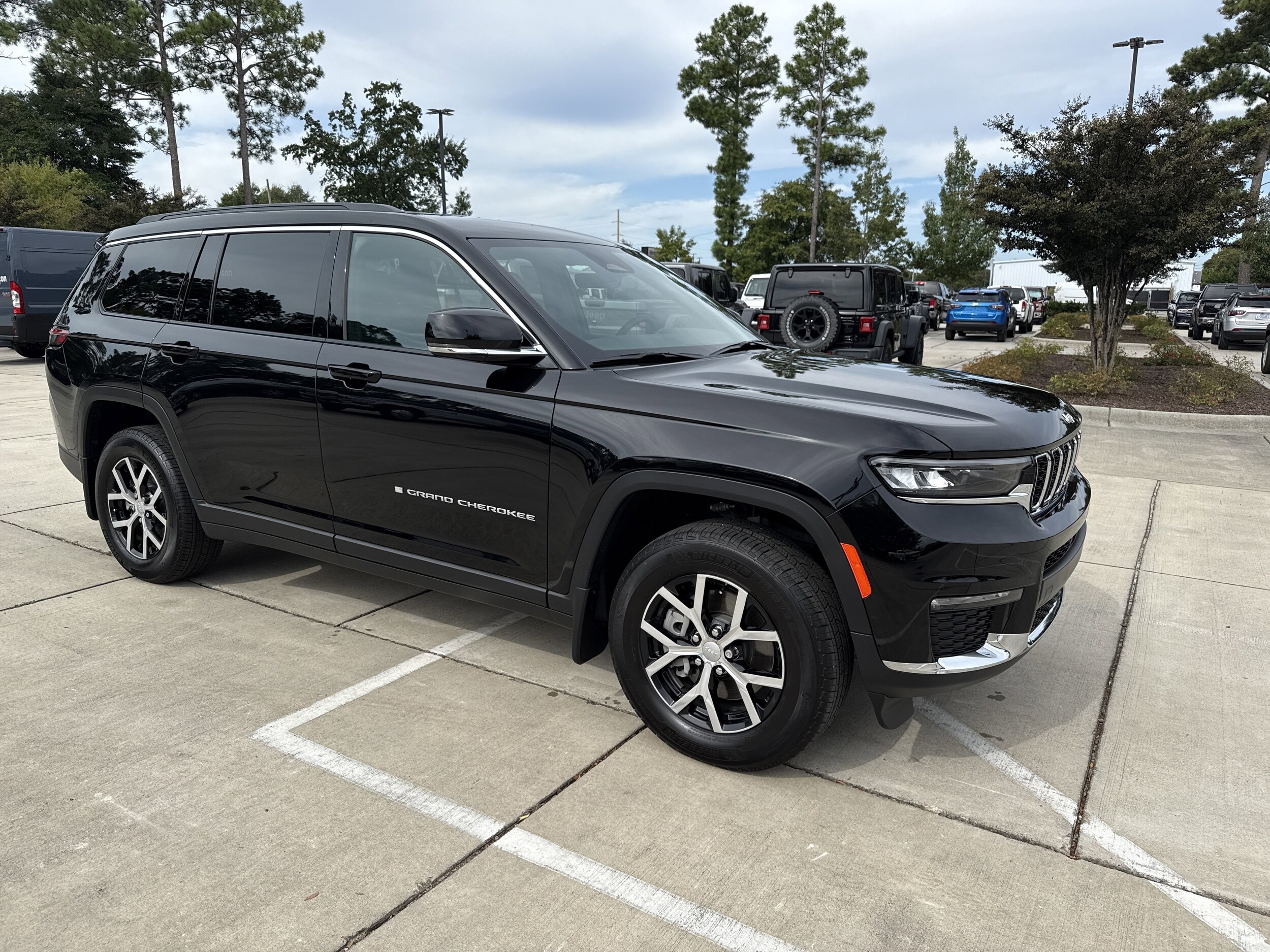 2025 Jeep Grand Cherokee Limited photo 2