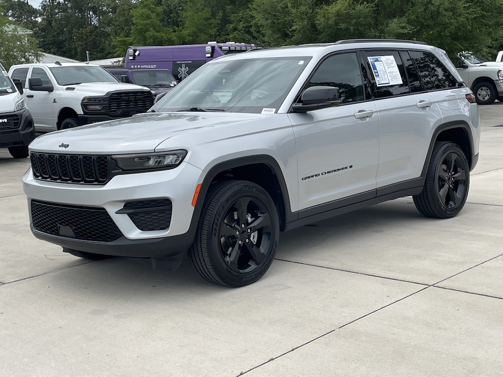 Used 2025 Jeep Grand Cherokee Altitude SUV