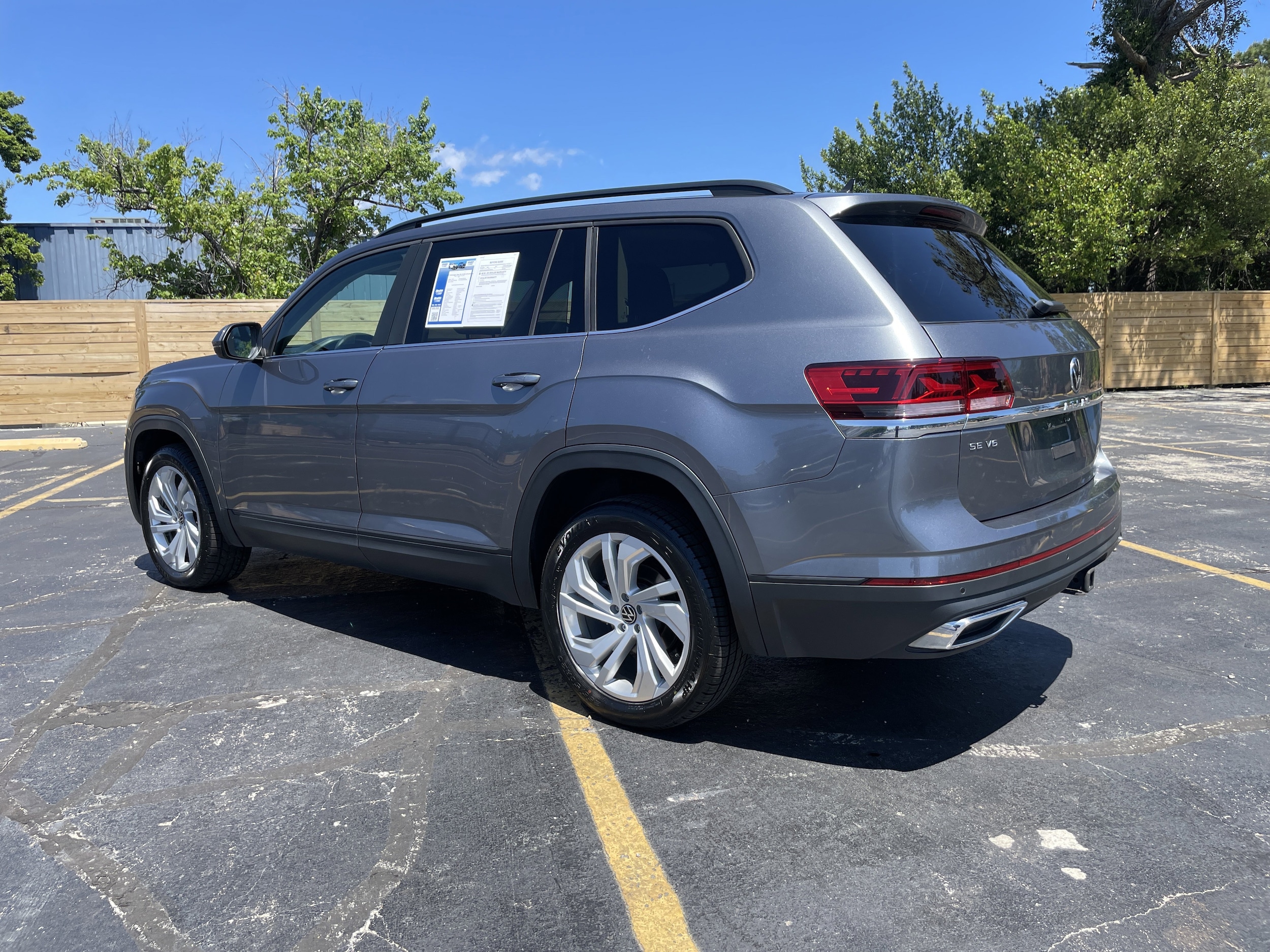 2021 Volkswagen Atlas 3.6L V6 SE w/Technology photo 3