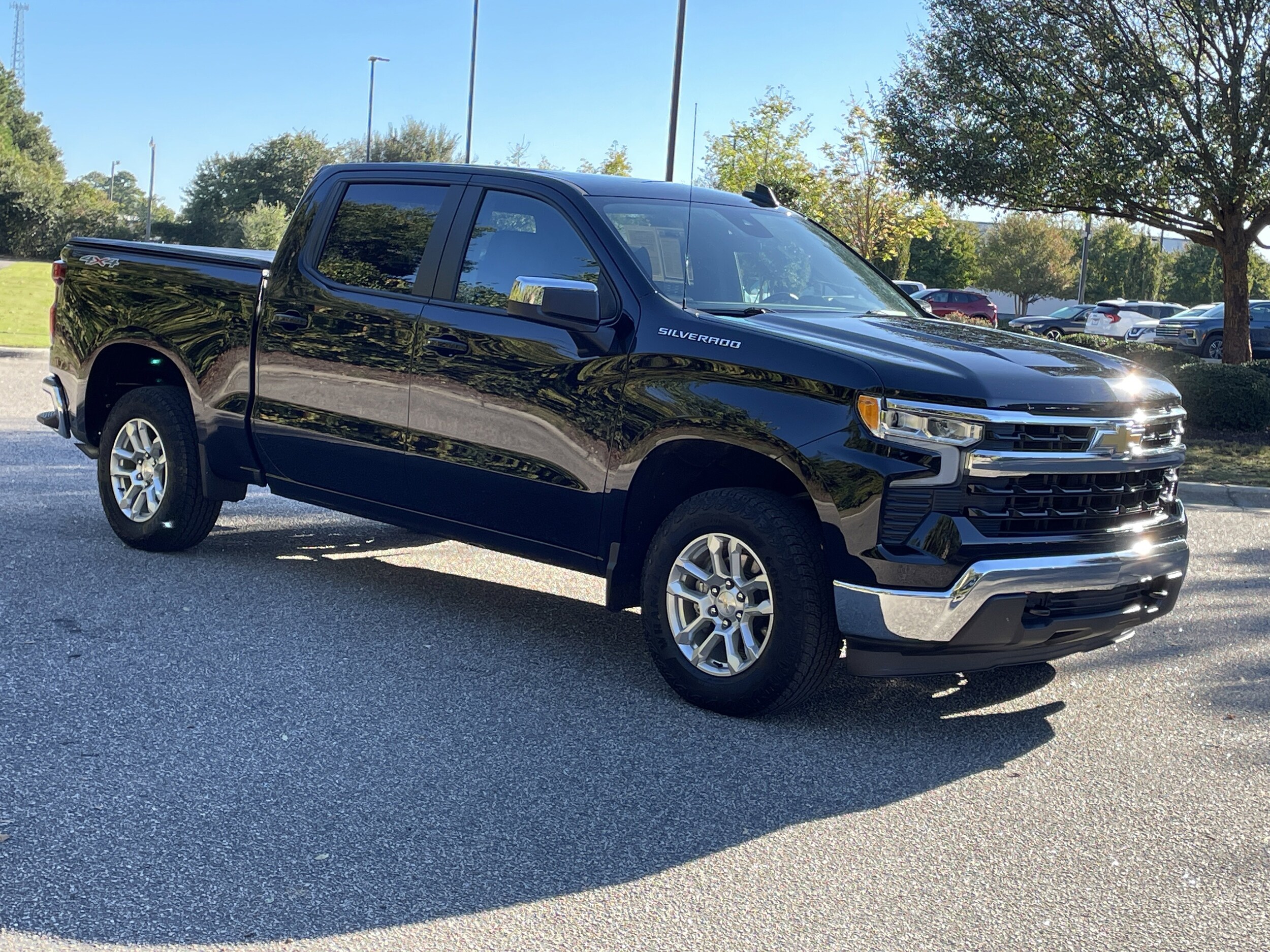 2023 Chevrolet Silverado 1500 LT photo 2