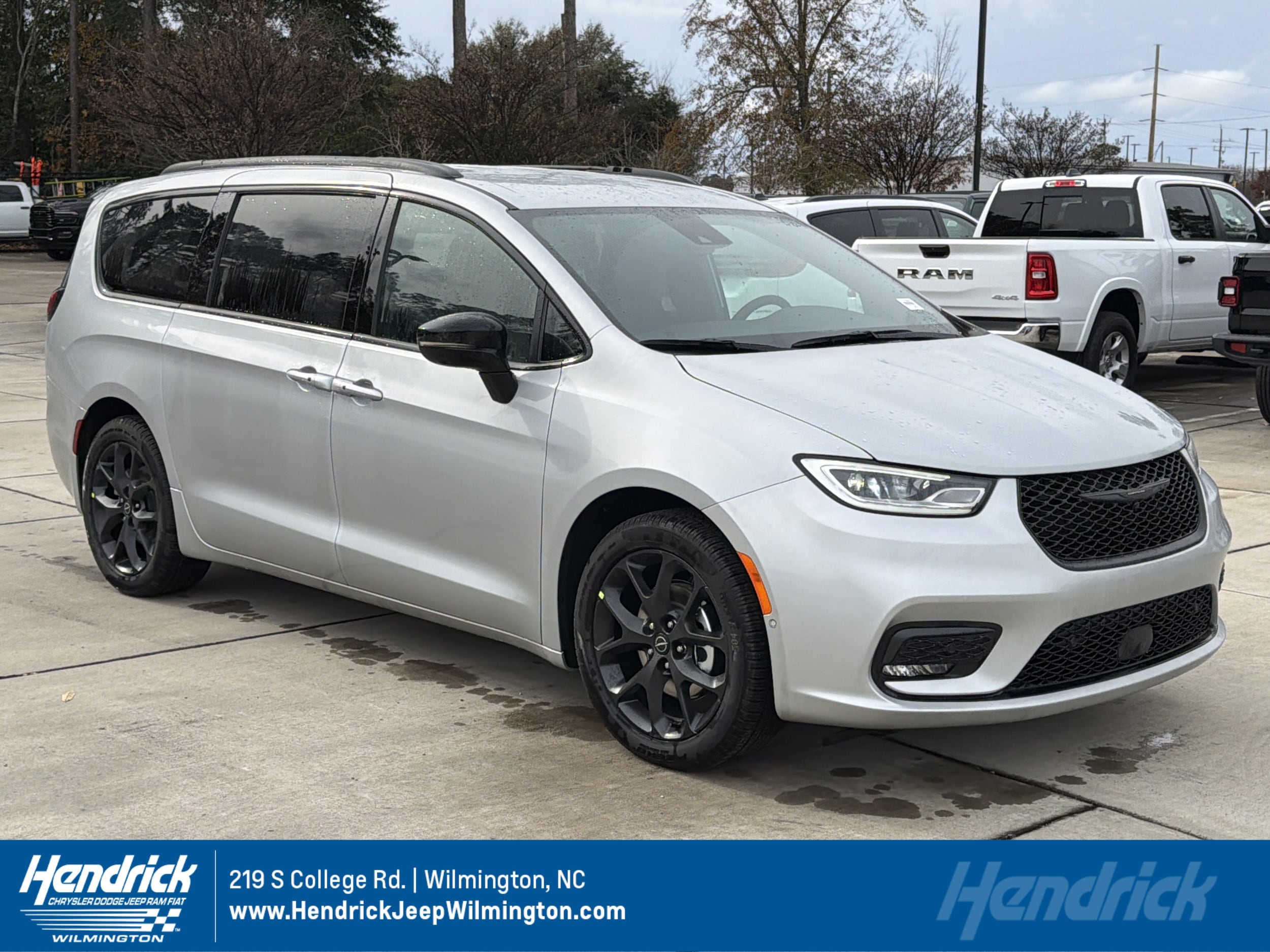 2026 Chrysler Pacifica Select's photo