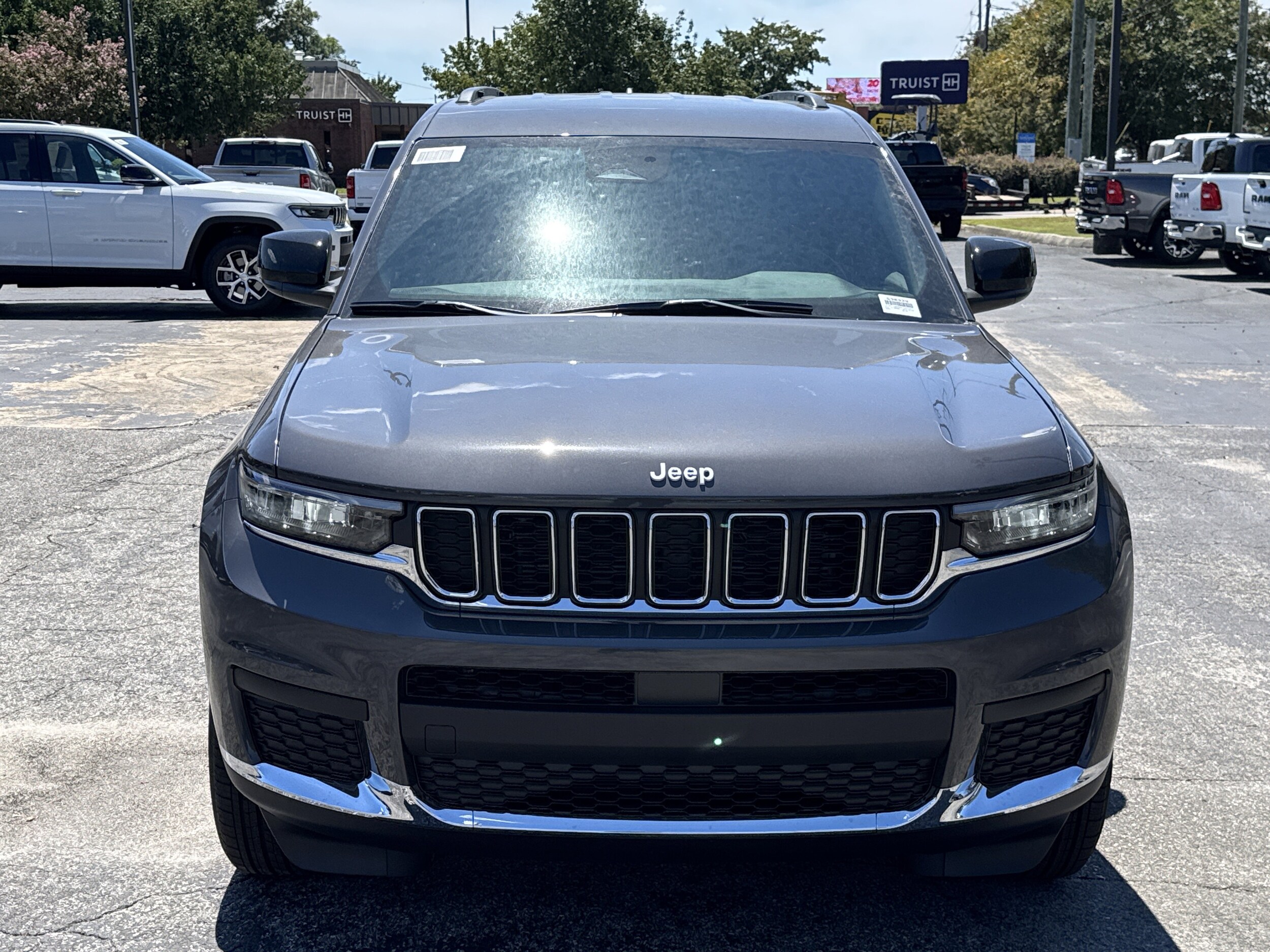 2025 Jeep Grand Cherokee Laredo photo 3