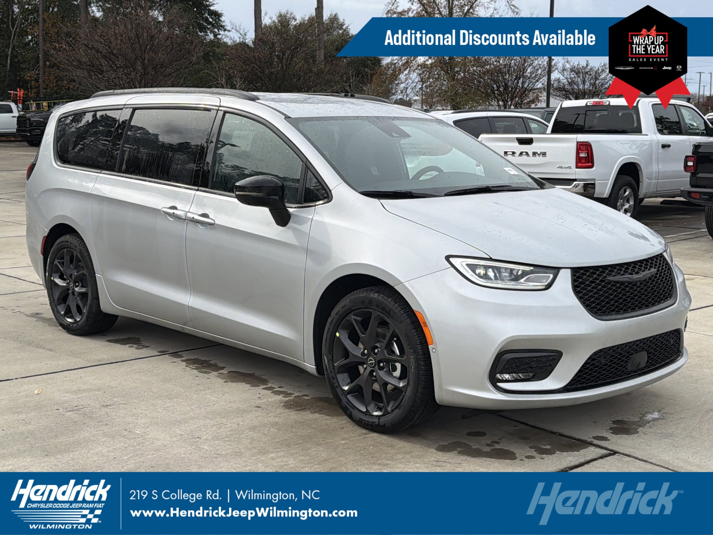 2026 Chrysler Pacifica Select's photo