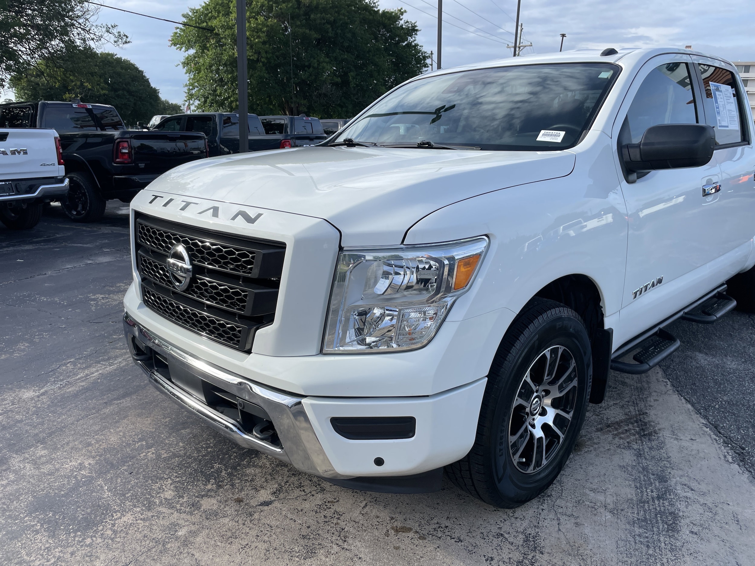 Nissan Titan SV