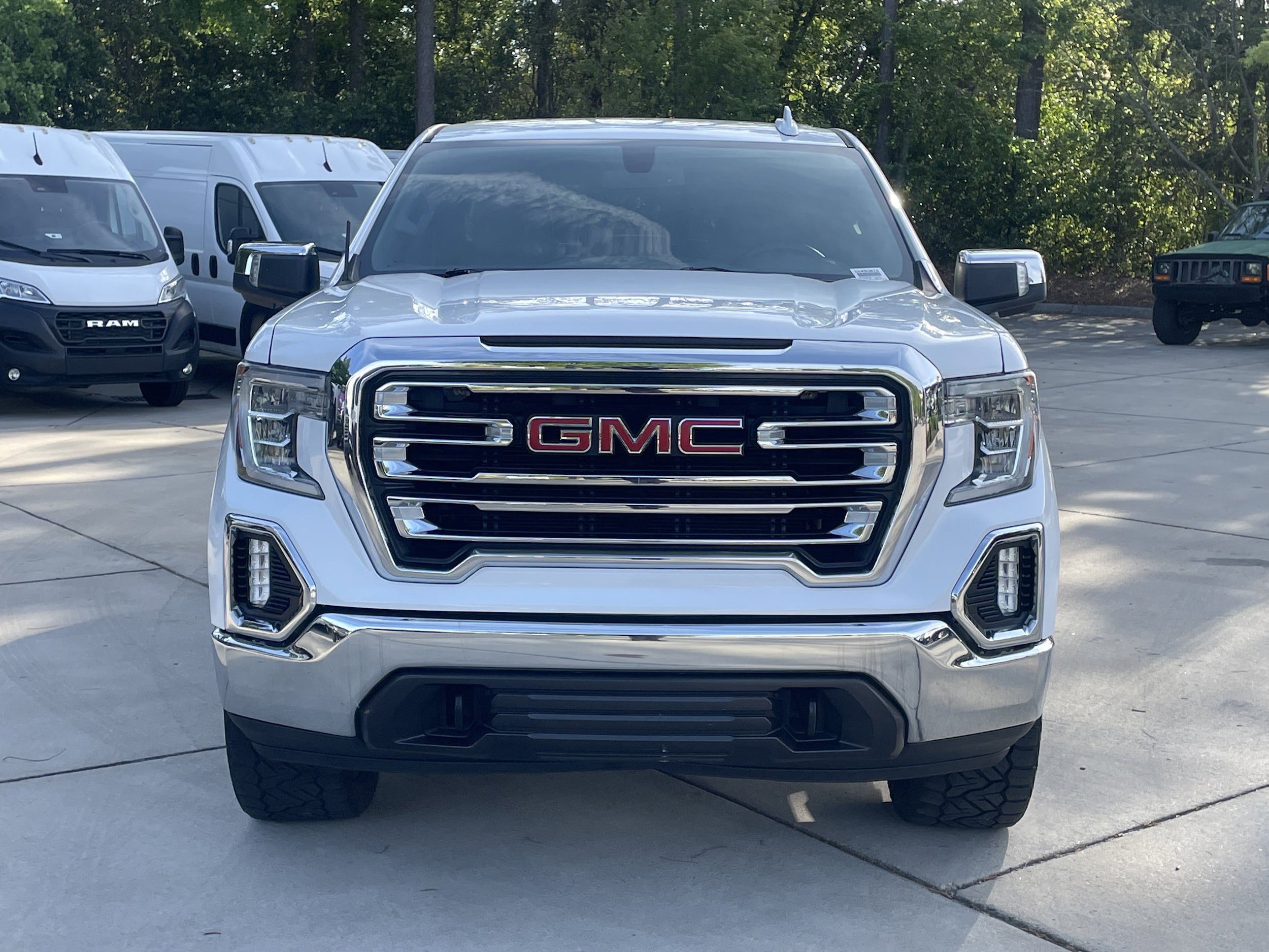 2019 GMC Sierra 1500 SLT photo 2