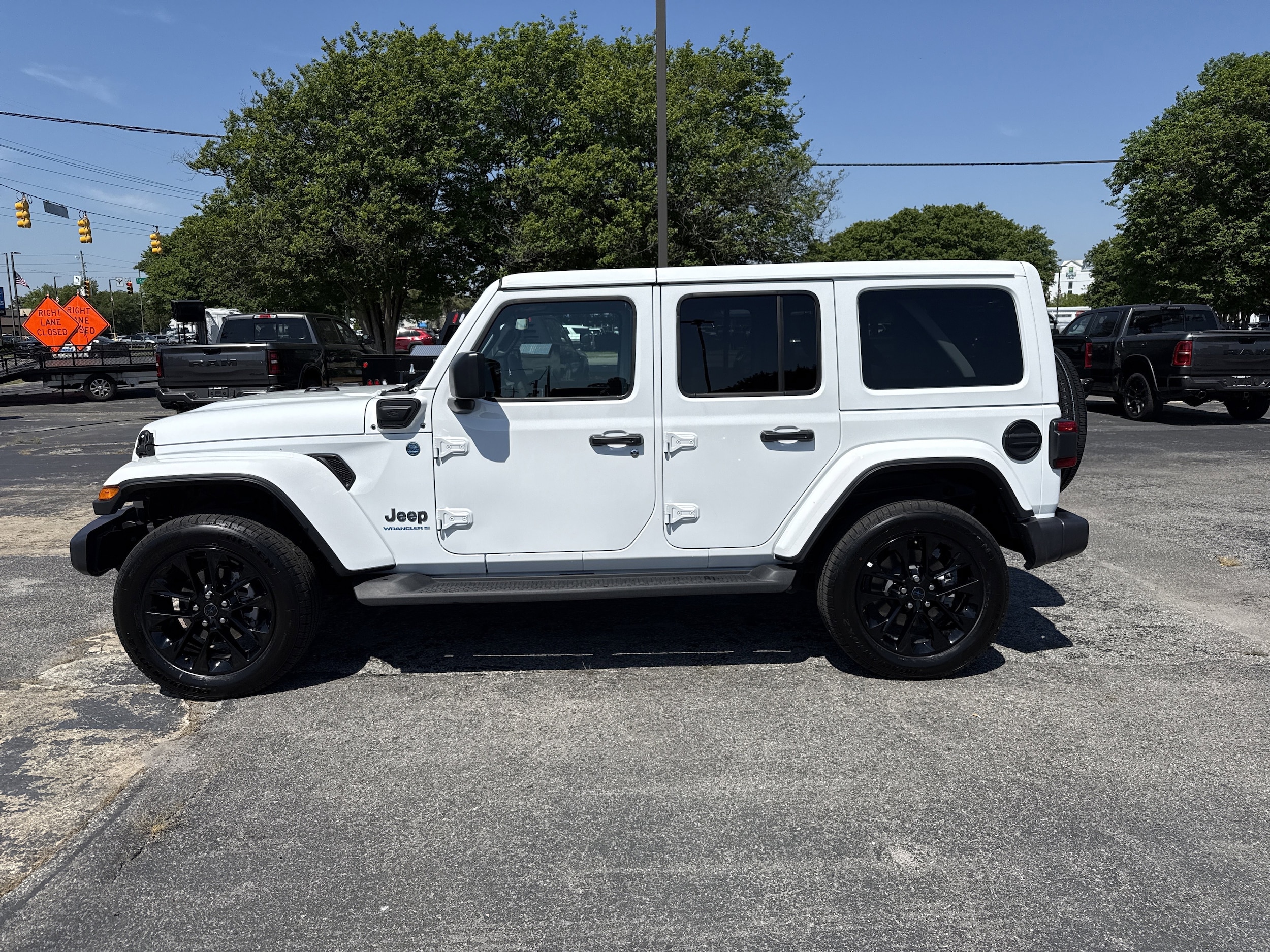 2025 Jeep Wrangler 4xe Sahara photo 5