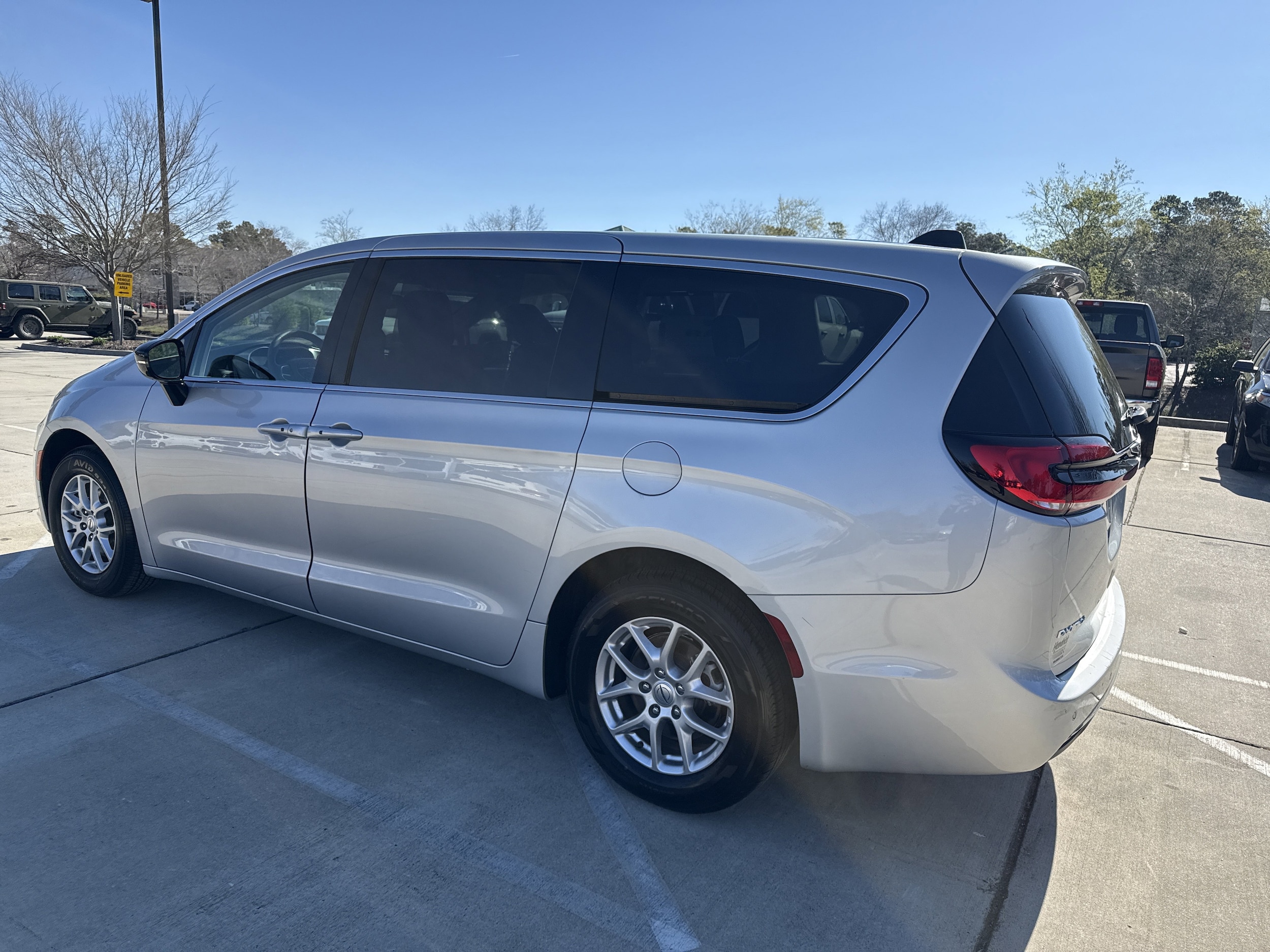 2024 Chrysler Pacifica Touring L photo 3