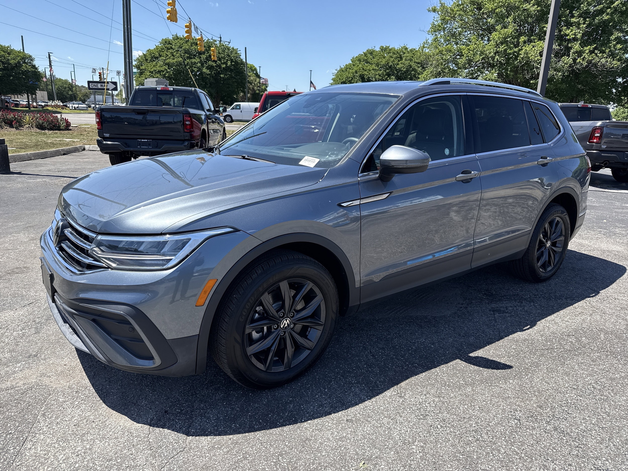 2024 Volkswagen Tiguan SE photo 4