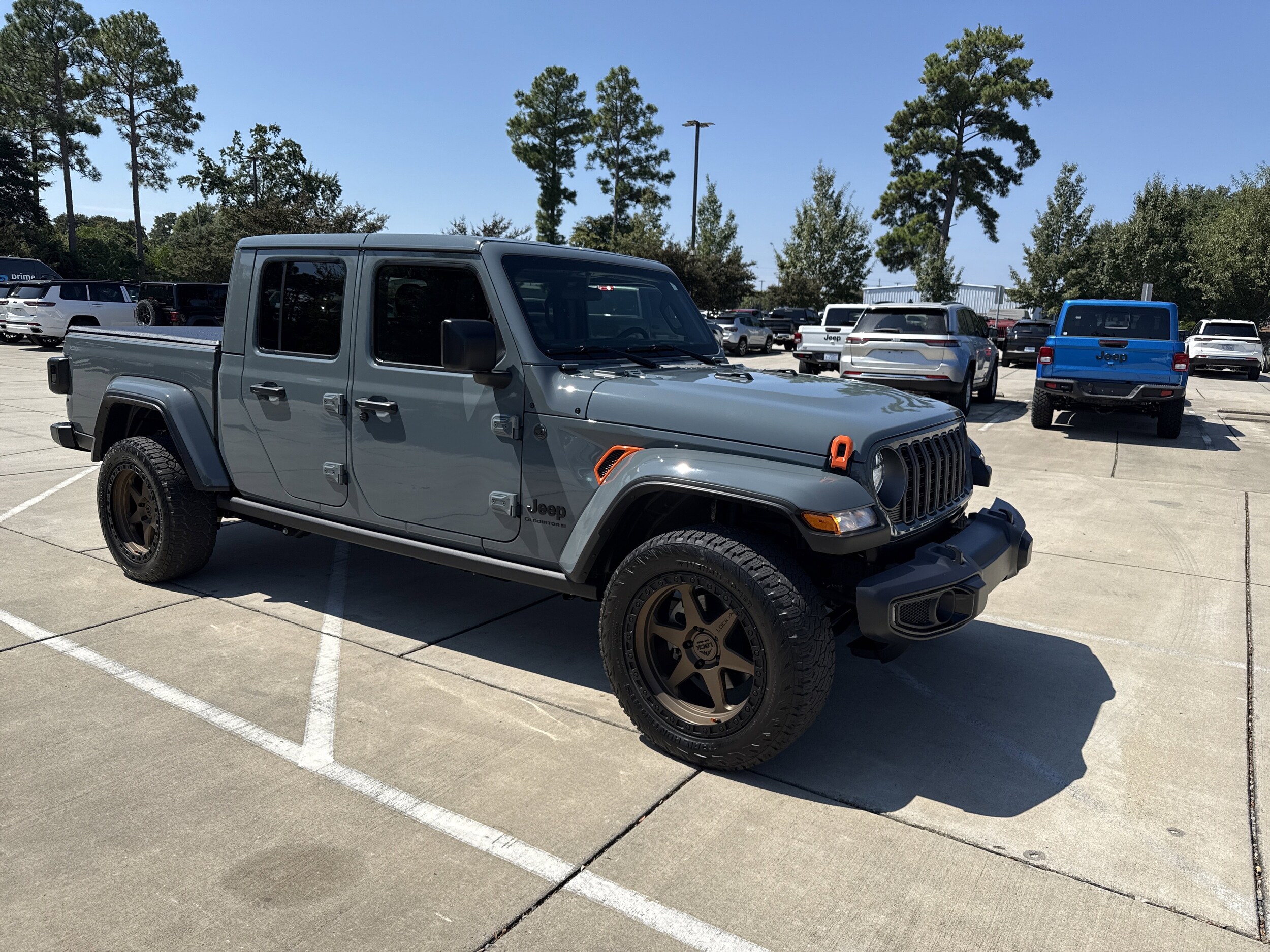 2025 Jeep Gladiator Sport photo 2