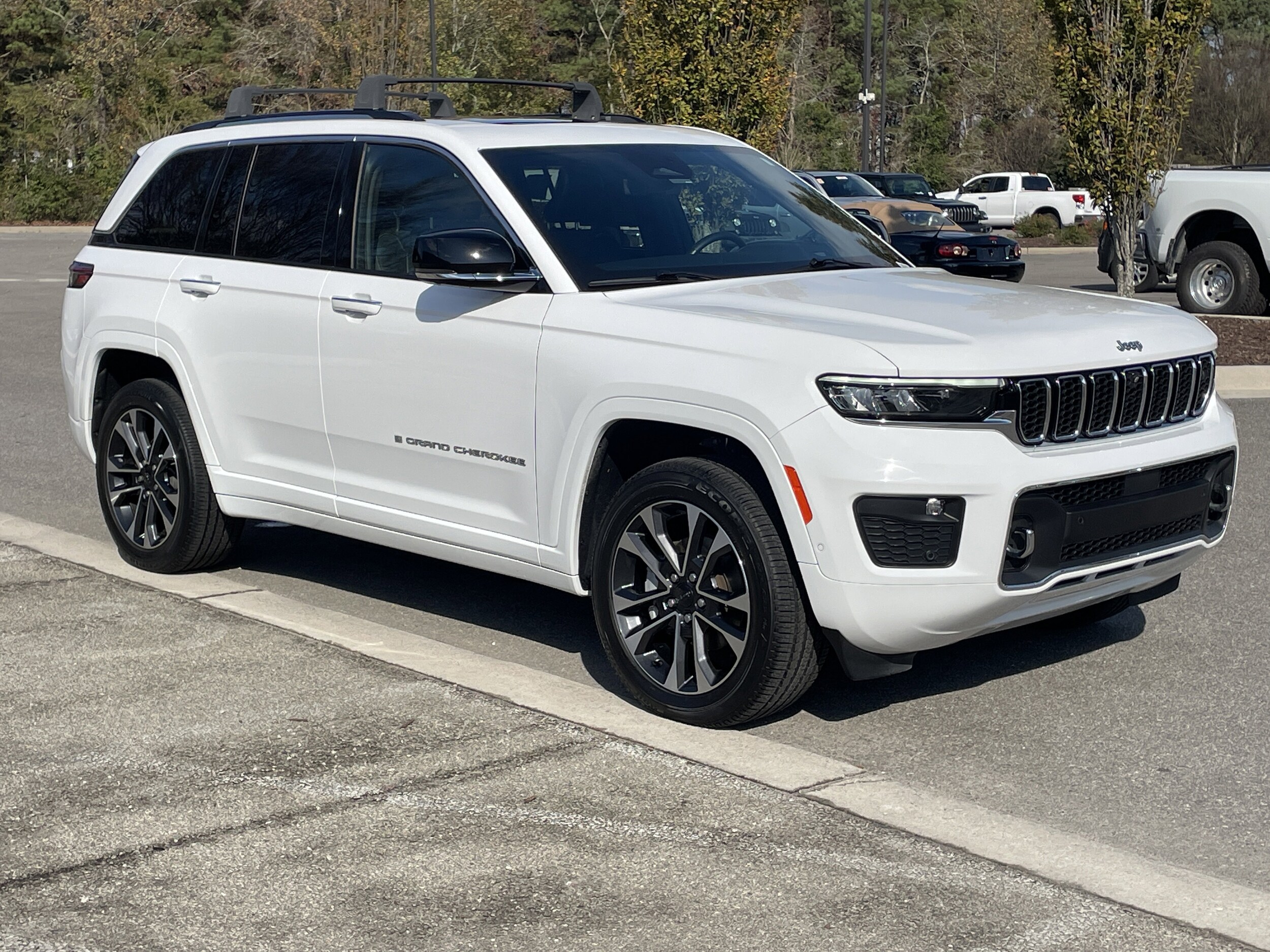 2023 Jeep Grand Cherokee Overland photo 2