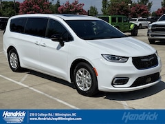 2025 Chrysler Pacifica Select Passenger Van