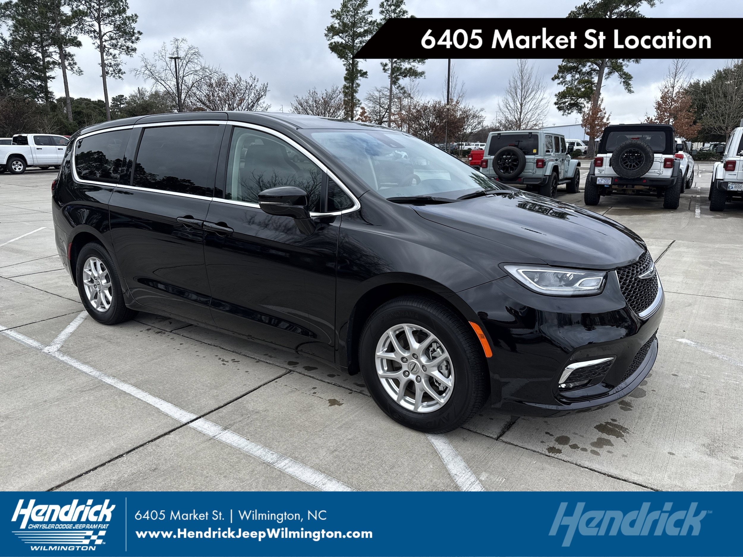 2024 Chrysler Pacifica Touring L's photo