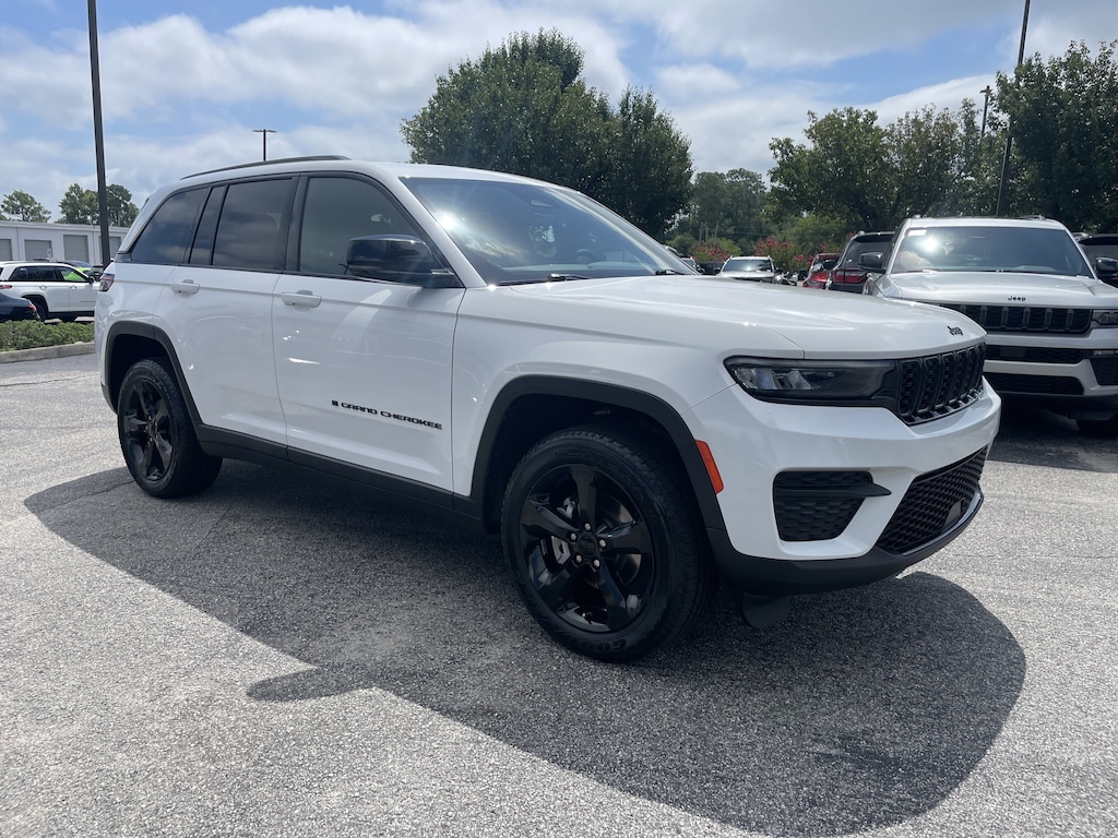 Used 2023 Jeep Grand Cherokee Altitude SUV