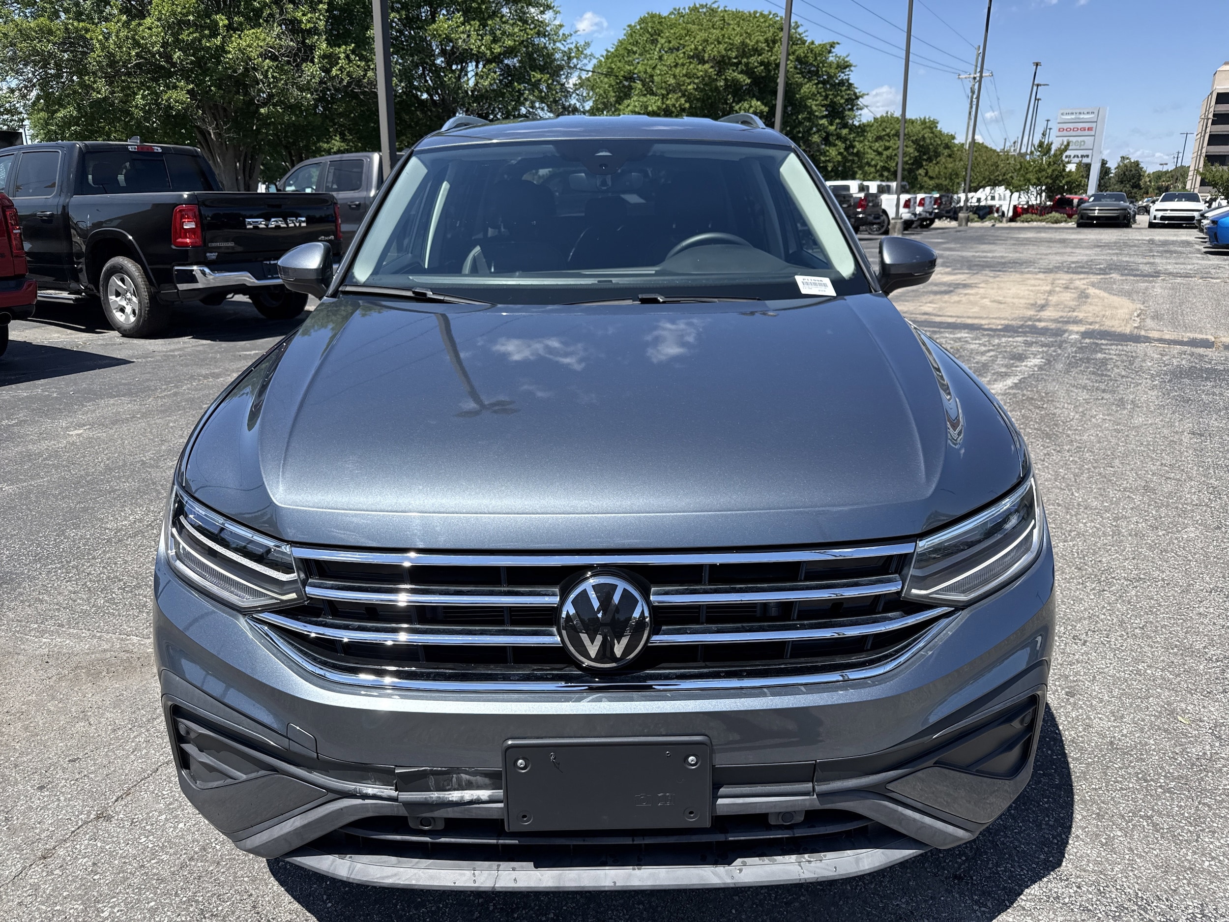 2024 Volkswagen Tiguan SE photo 2