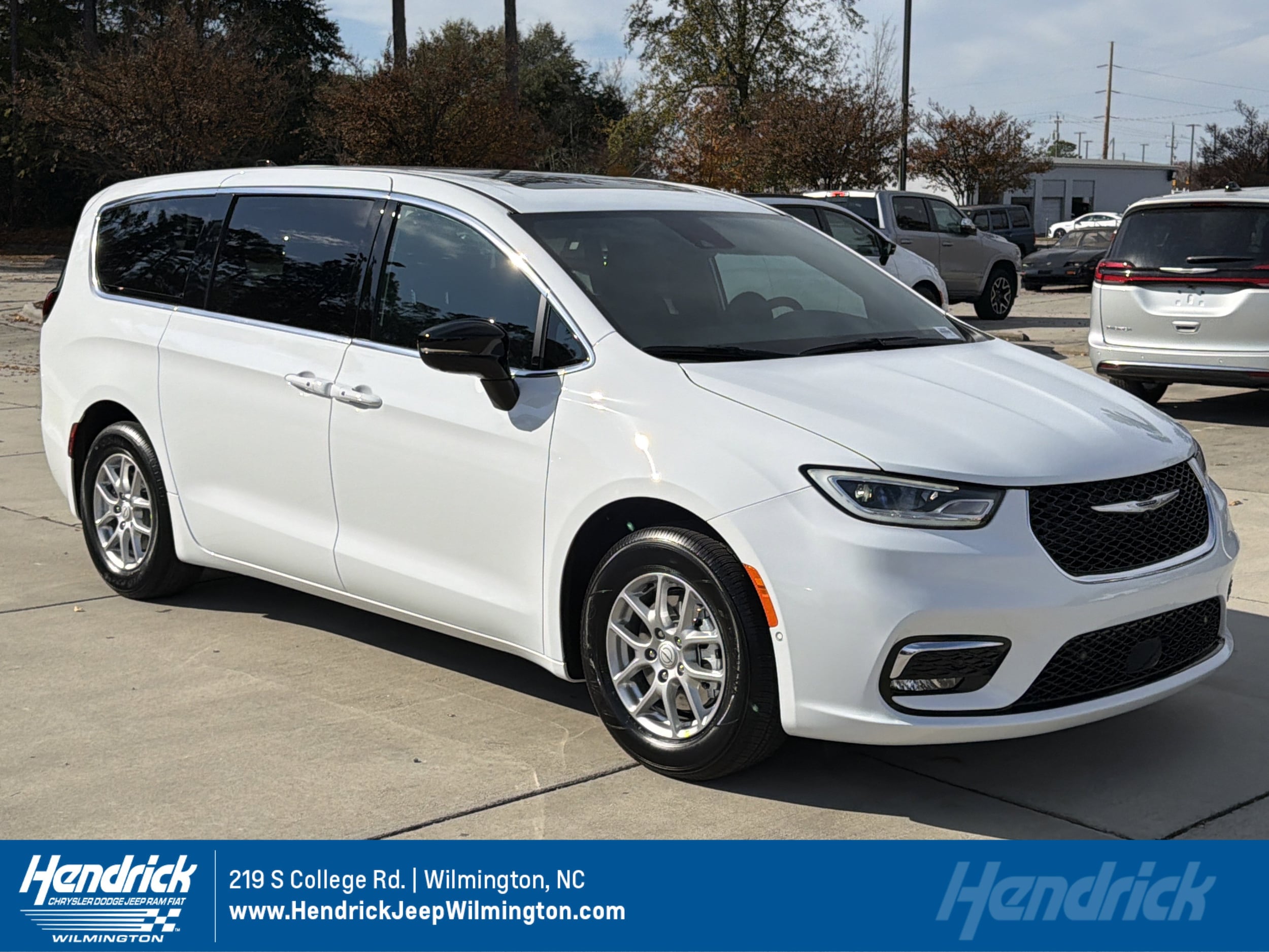 2026 Chrysler Pacifica Select's photo