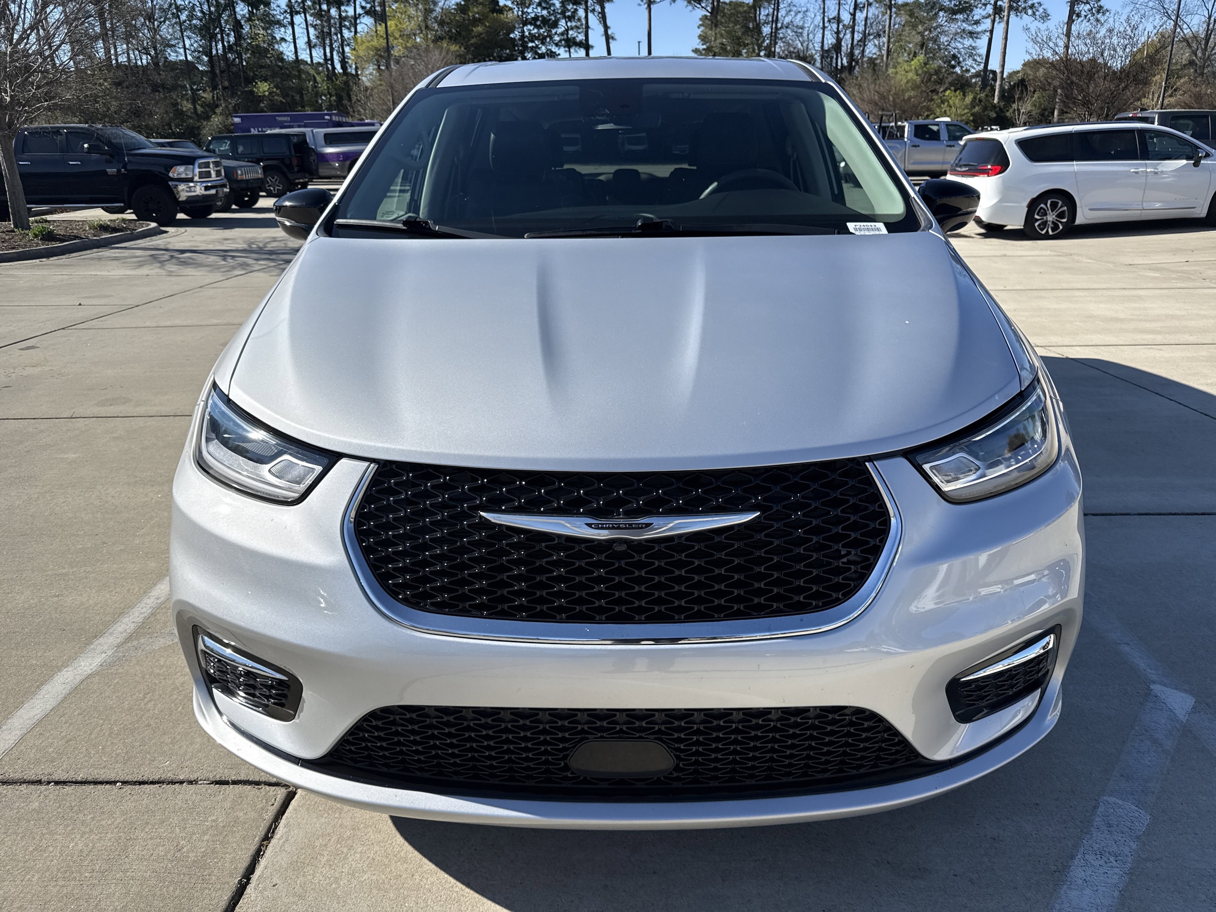 2024 Chrysler Pacifica Touring L photo 2