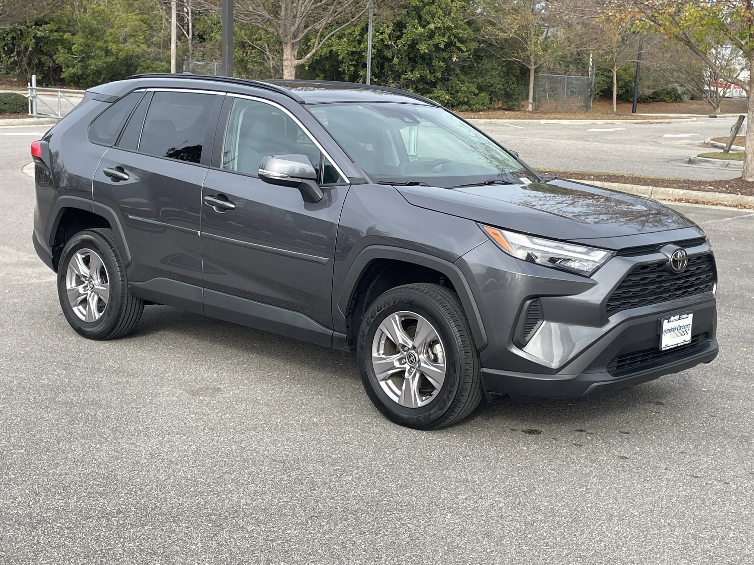 2022 Toyota RAV4 XLE photo 2