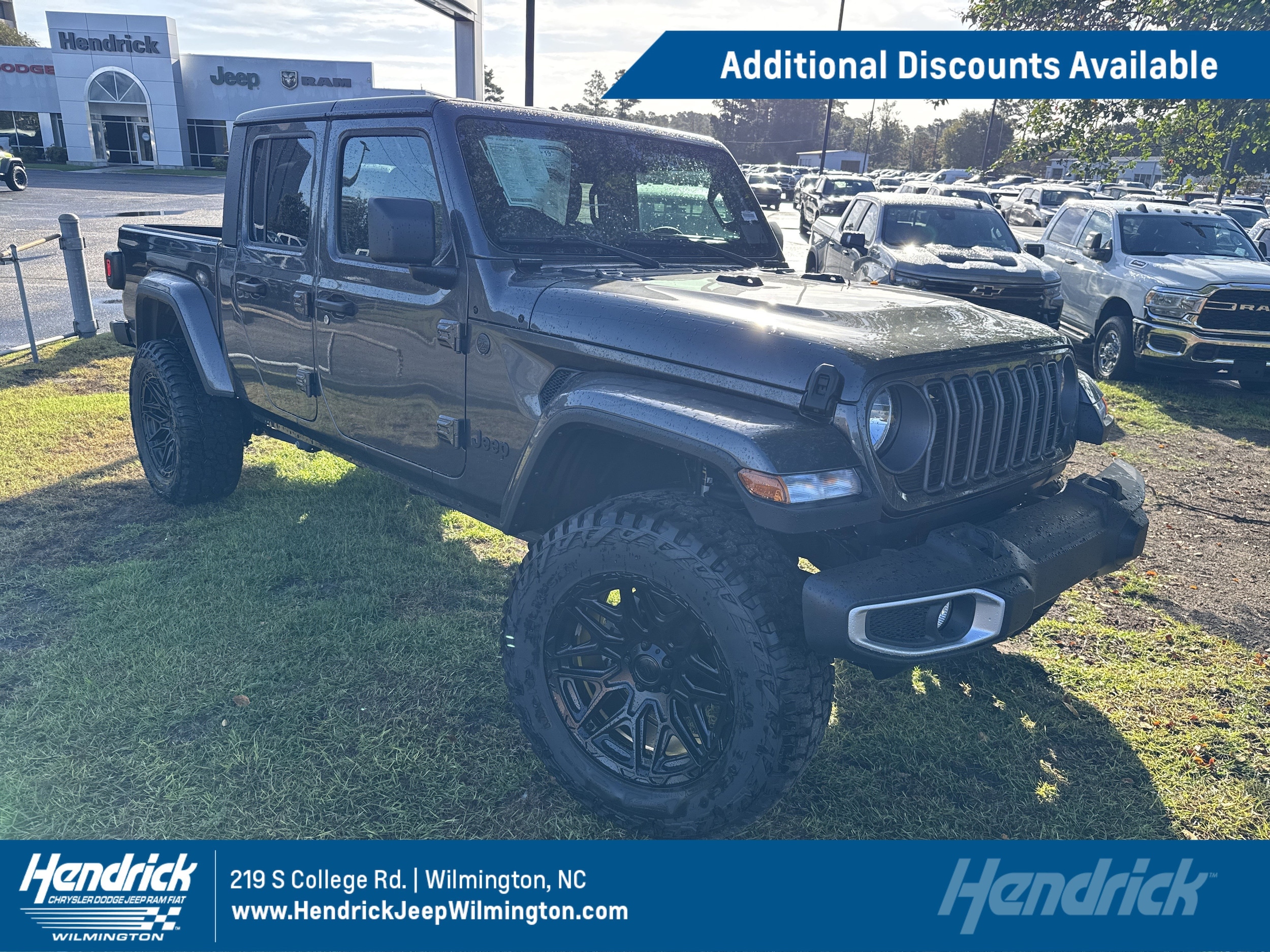 2025 Jeep Gladiator Sport S's photo