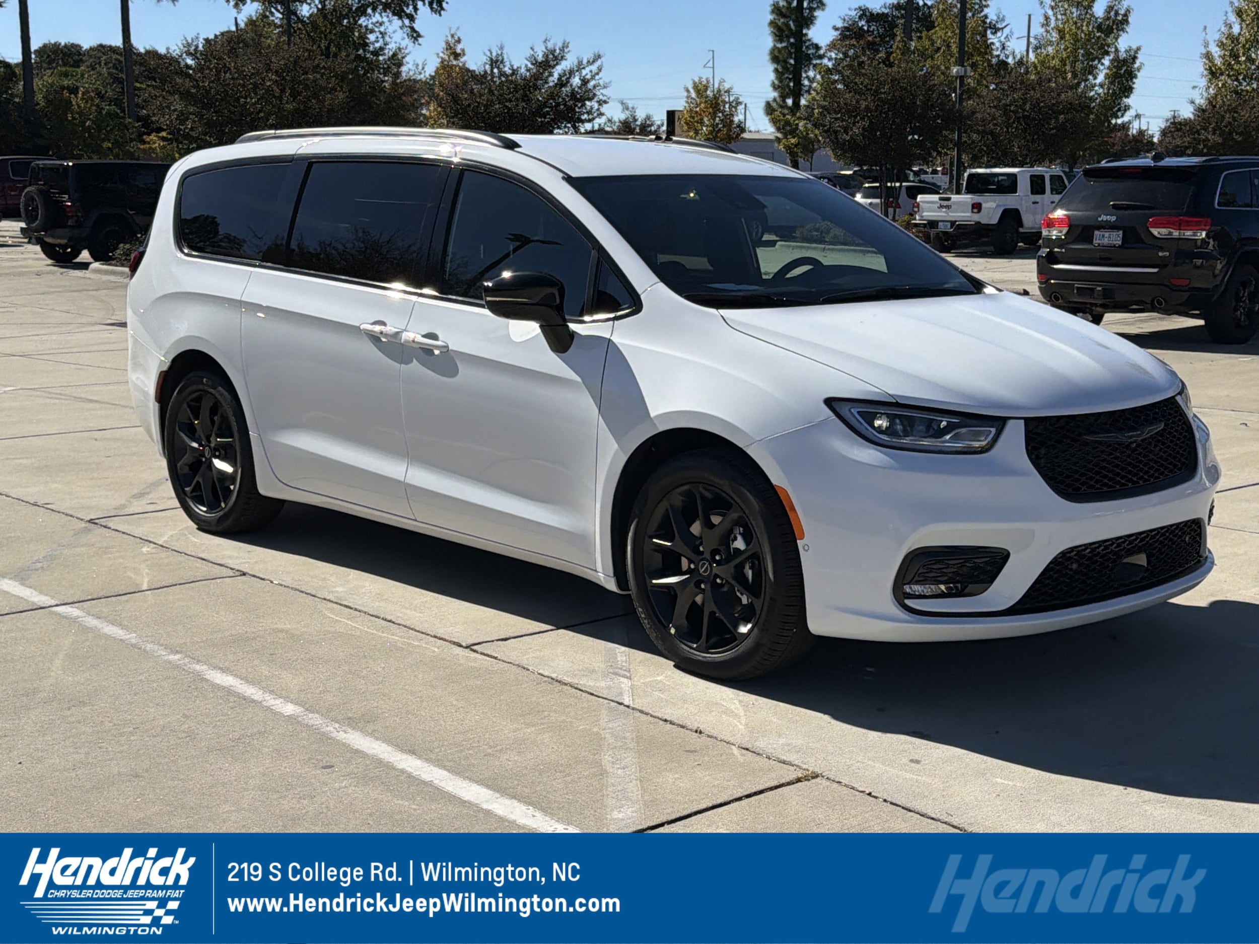 2026 Chrysler Pacifica Select's photo