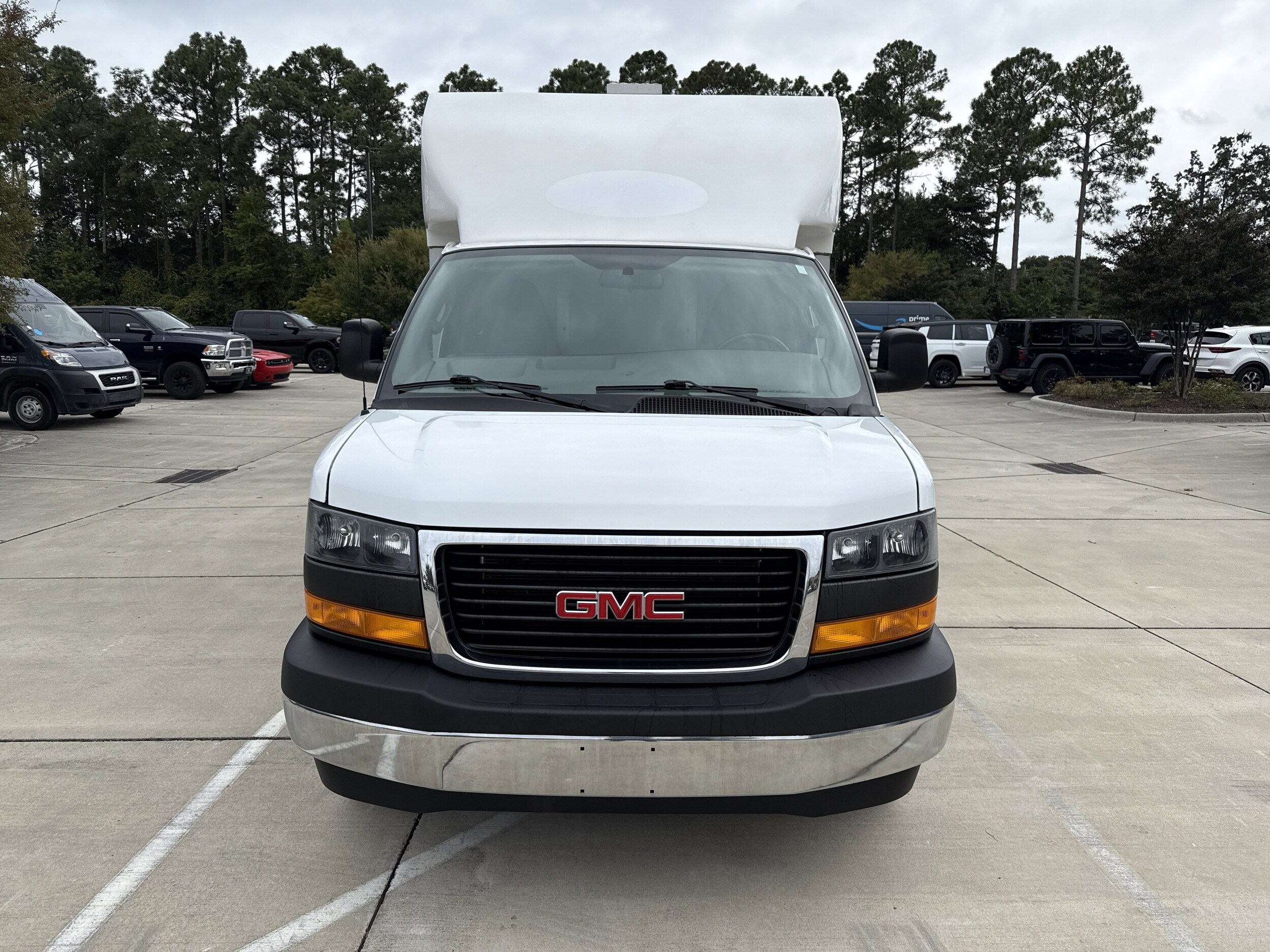 2023 Gmc Savana 3500 Cutaway photo 3