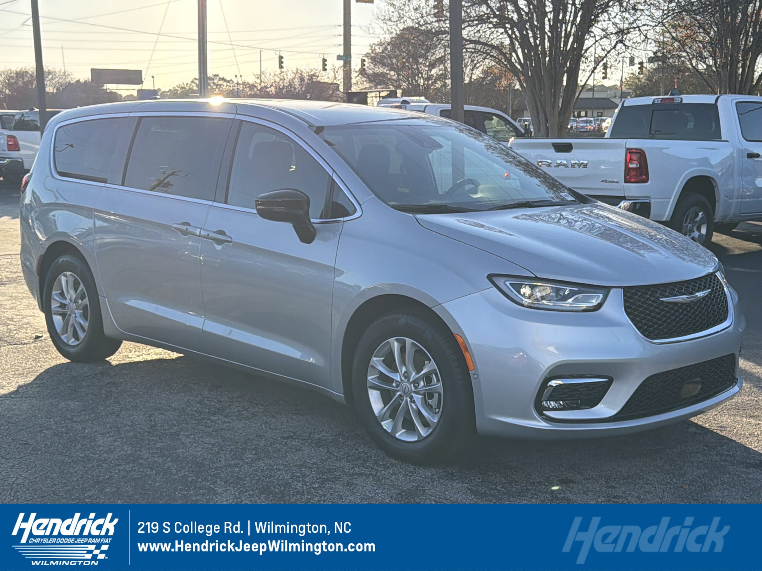 2026 Chrysler Pacifica Select's photo