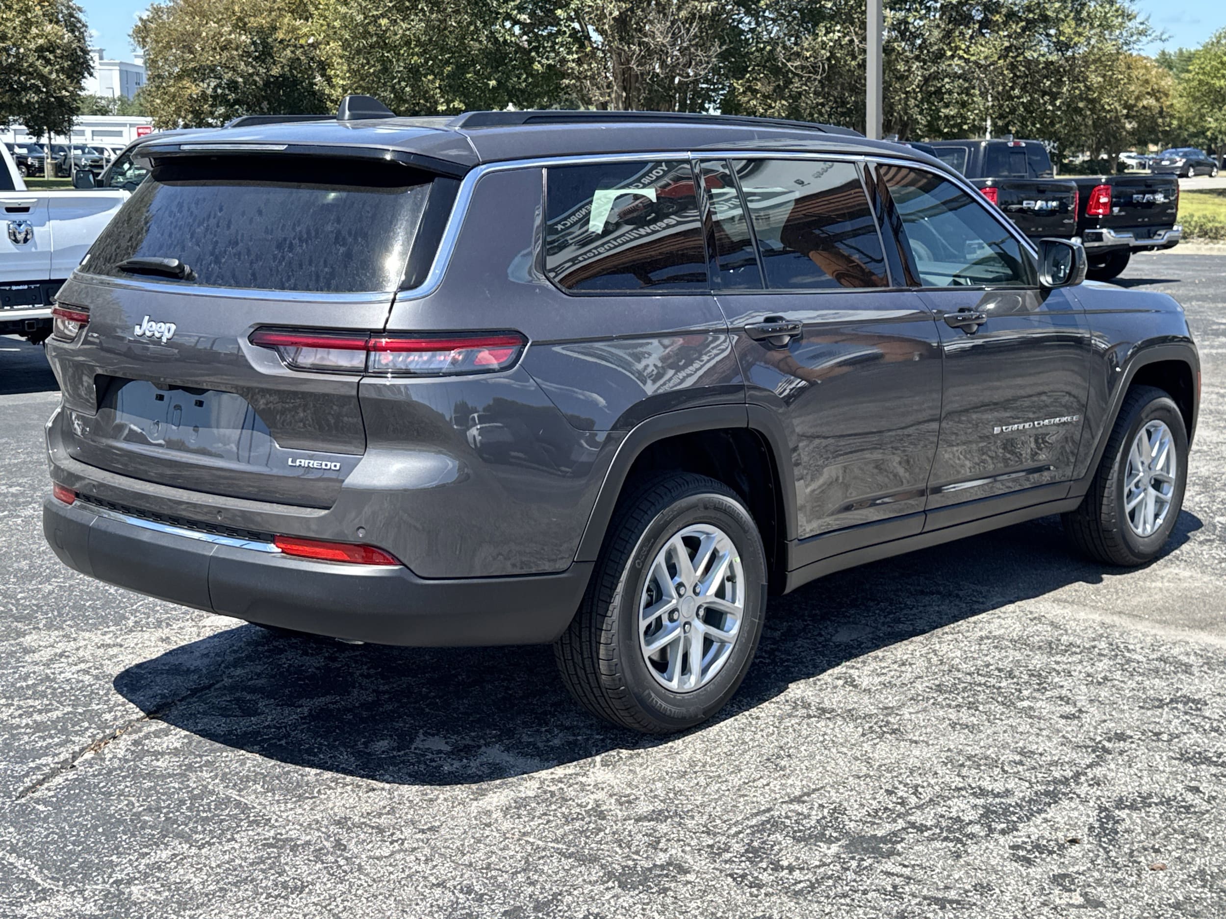 2025 Jeep Grand Cherokee L Laredo photo 3