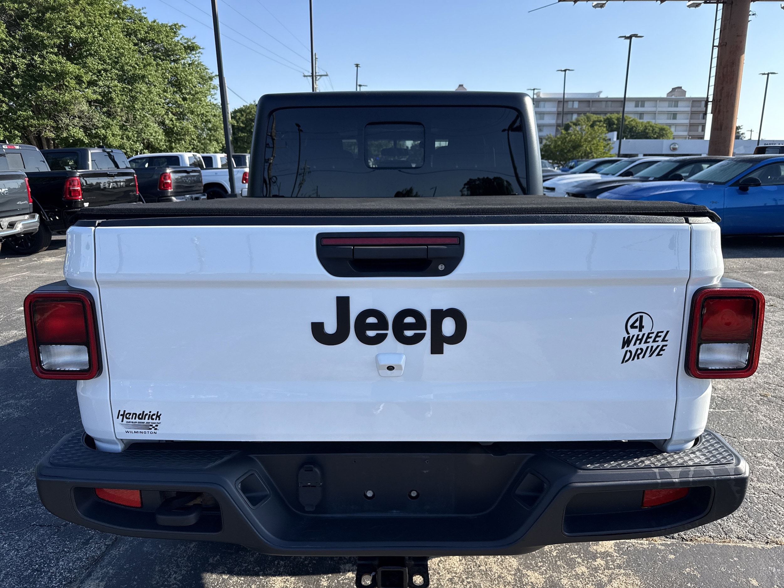2021 Jeep Gladiator Willys photo 3