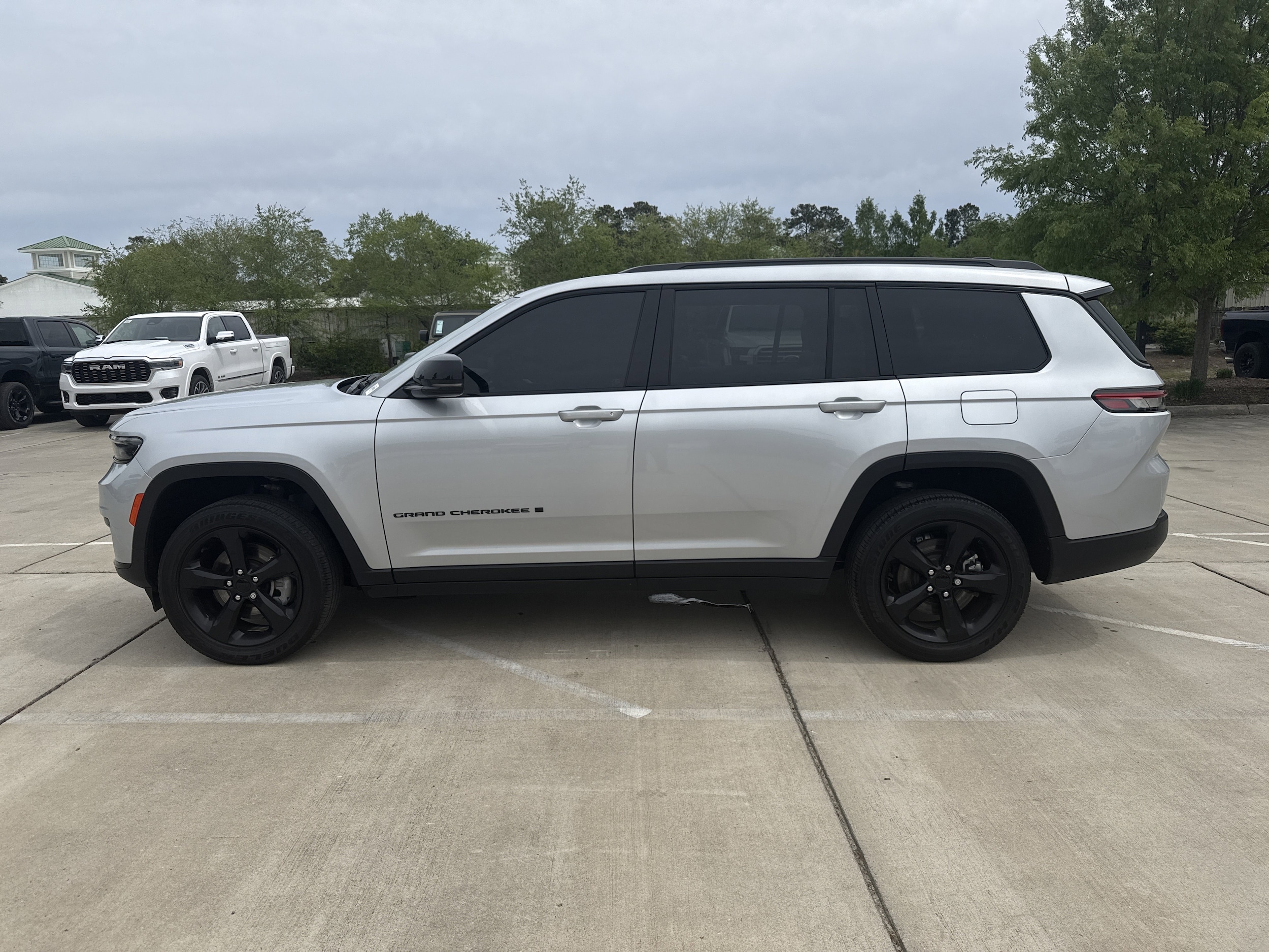 2024 Jeep Grand Cherokee L Altitude photo 6