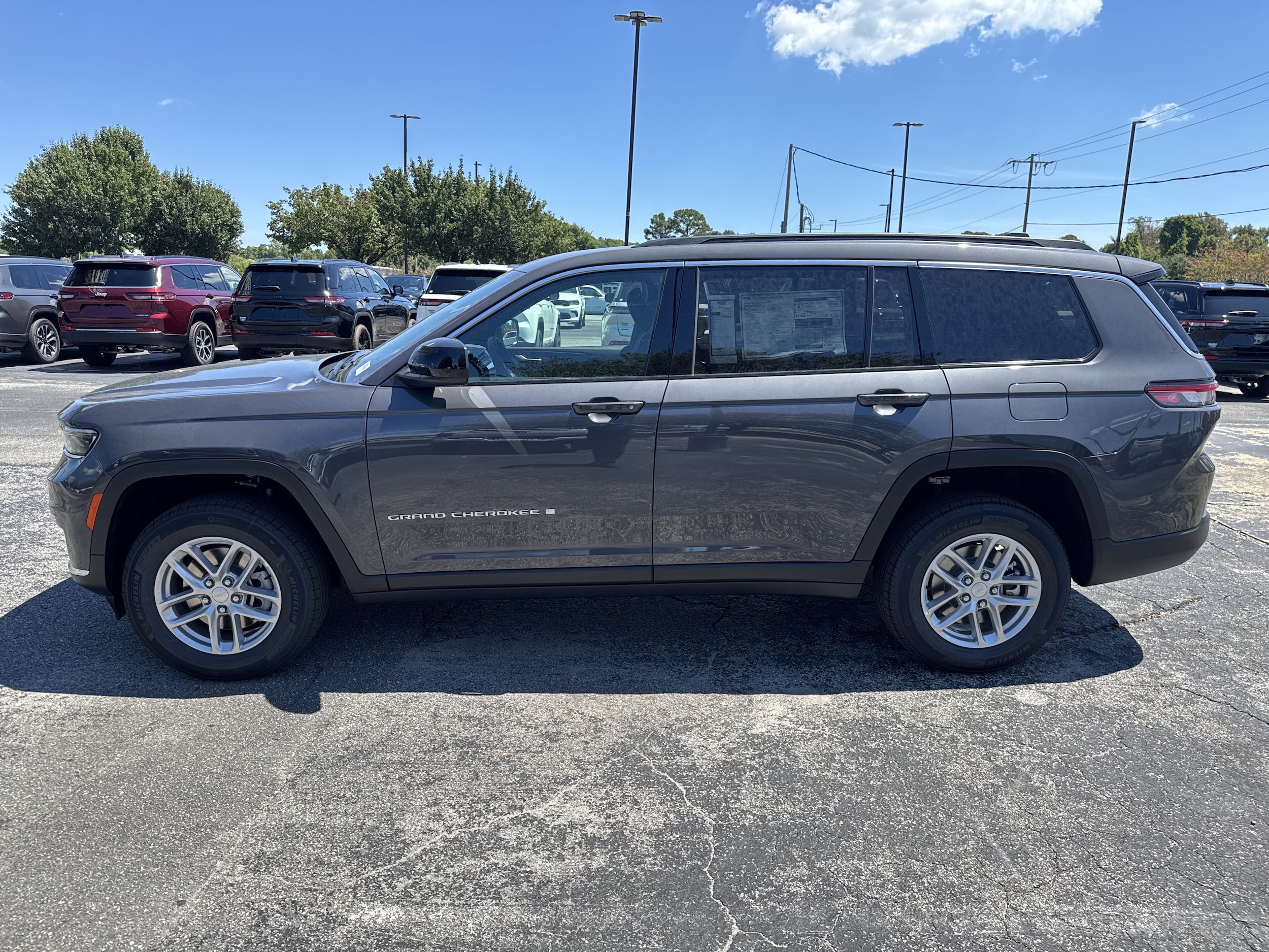 2025 Jeep Grand Cherokee L Laredo photo 4