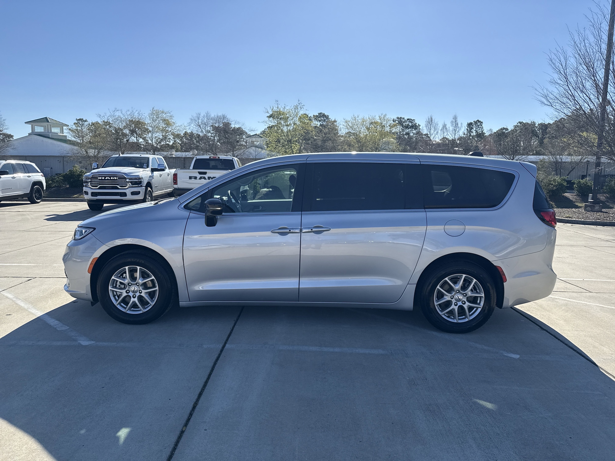 2024 Chrysler Pacifica Touring L photo 6