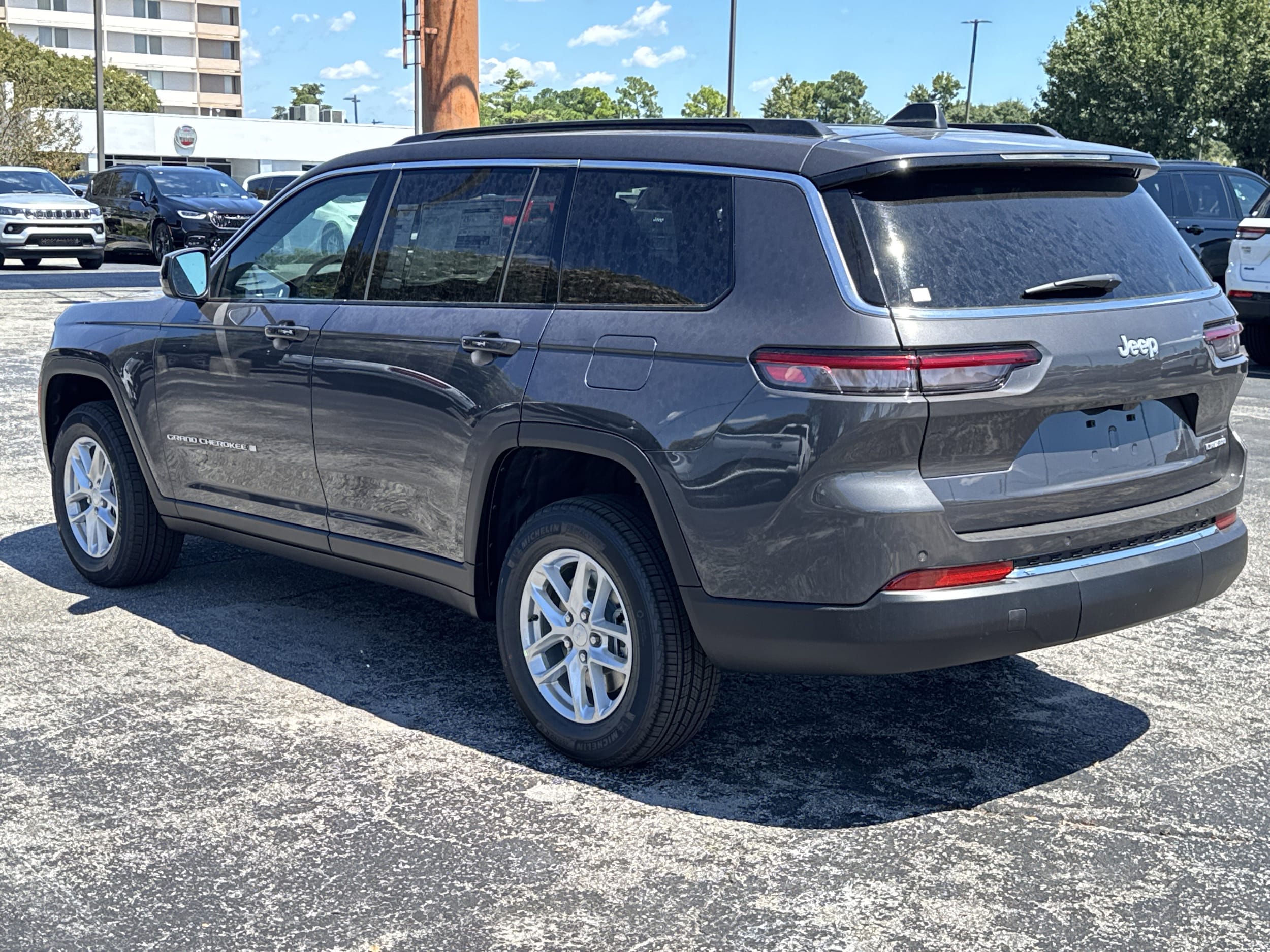 2025 Jeep Grand Cherokee L Laredo photo 5