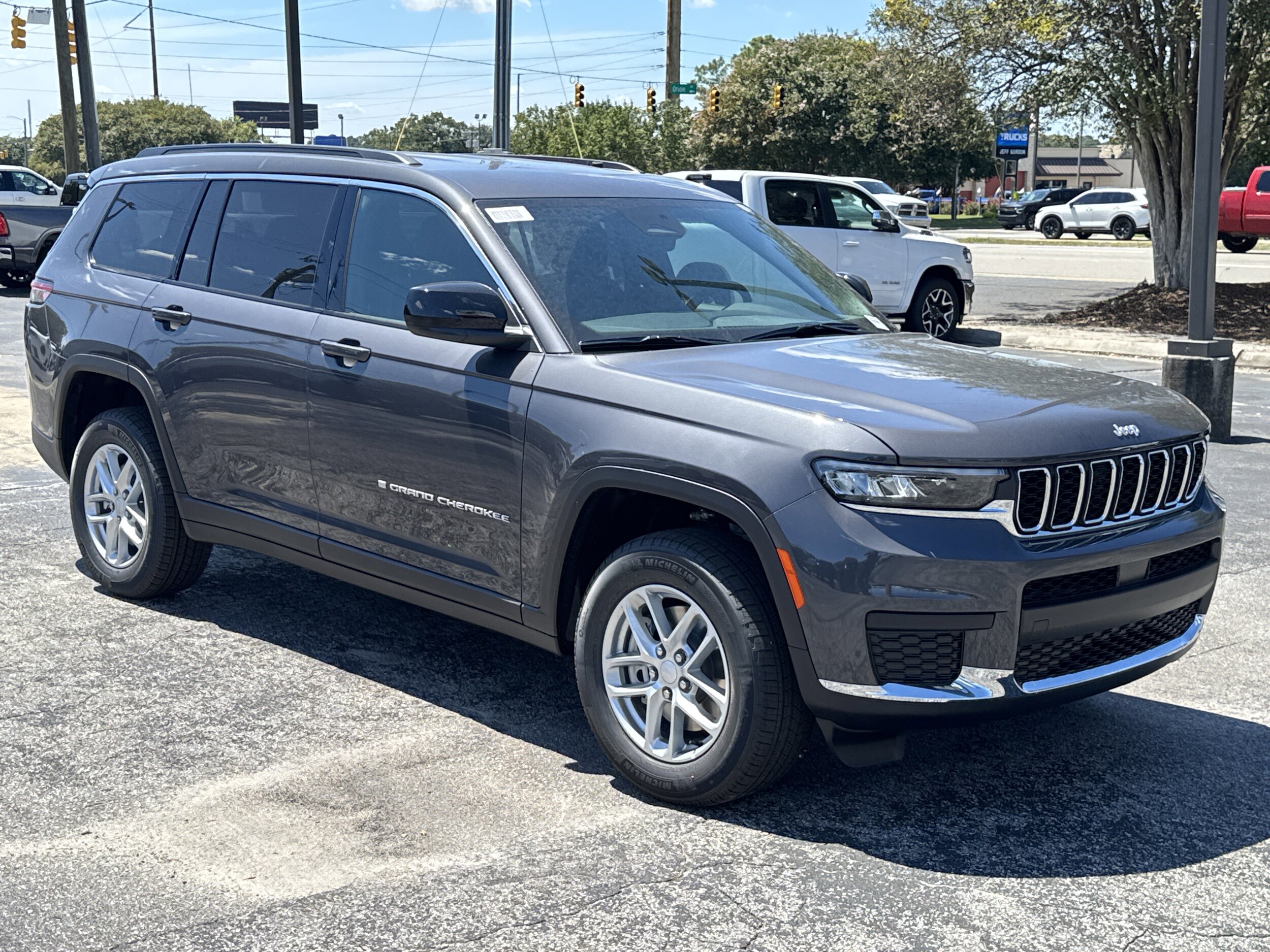 2025 Jeep Grand Cherokee Laredo photo 2