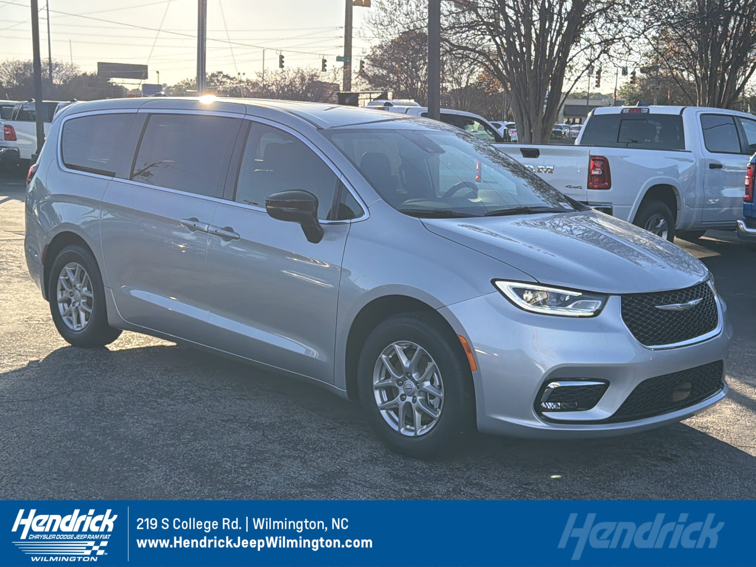 2026 Chrysler Pacifica Select's photo