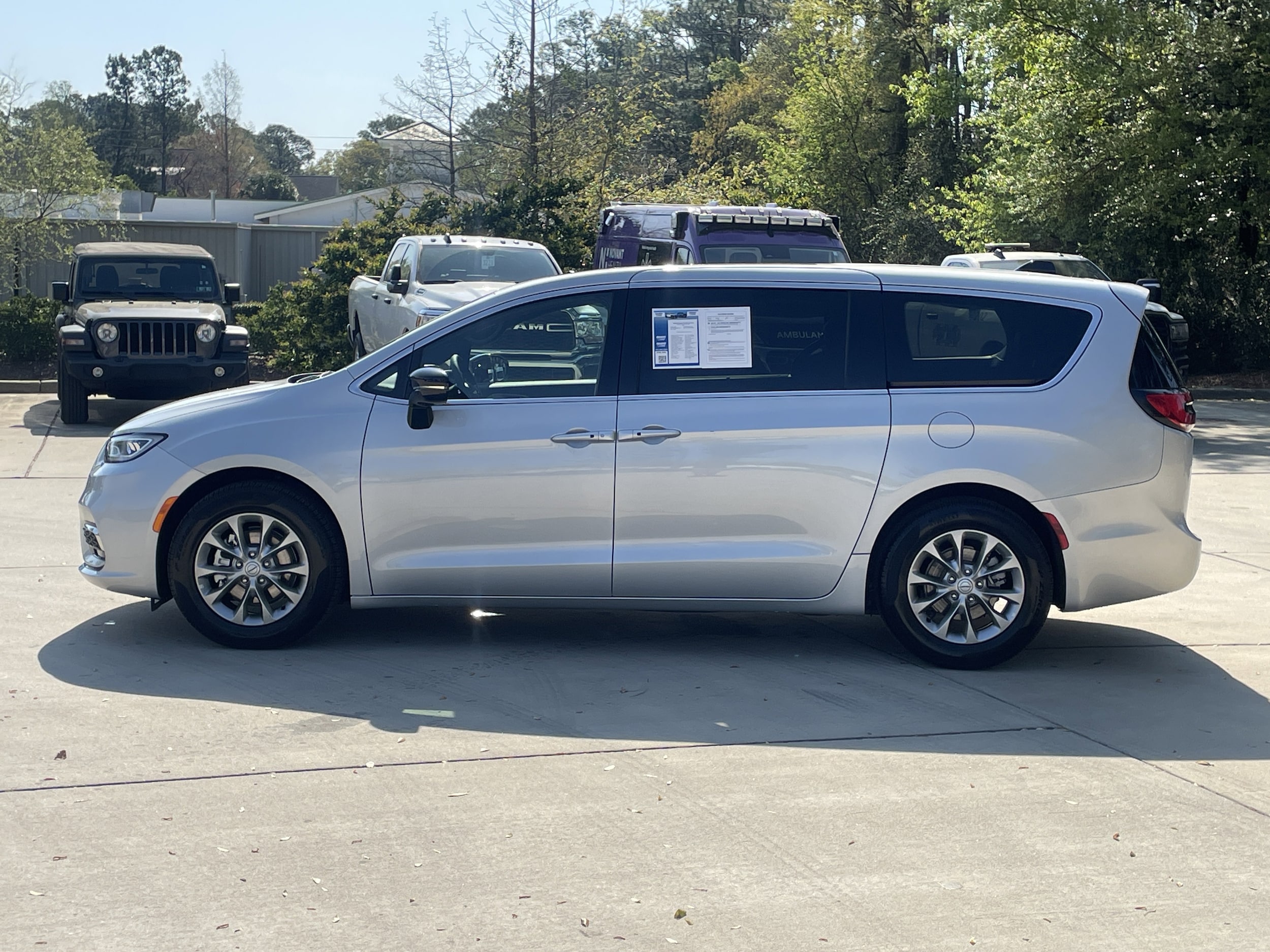 2026 Chrysler Pacifica Limited photo 3