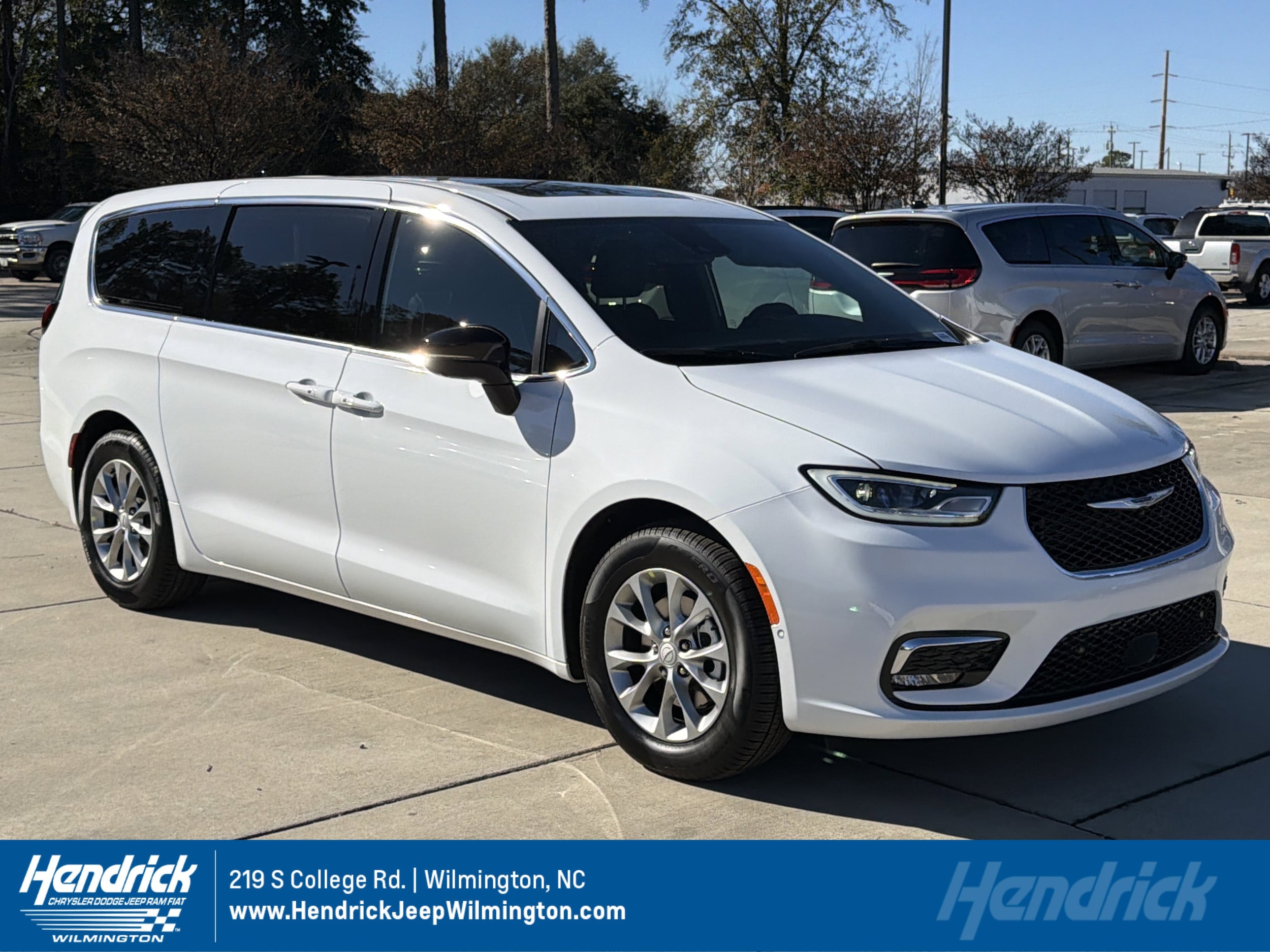 2026 Chrysler Pacifica Limited's photo