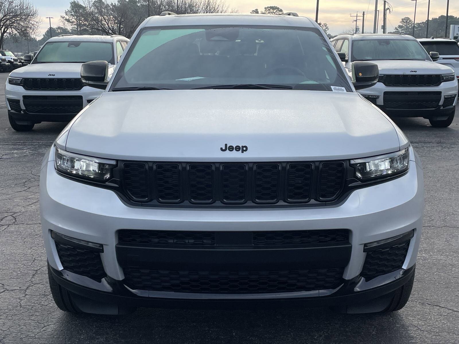 2025 Jeep Grand Cherokee Limited photo 2