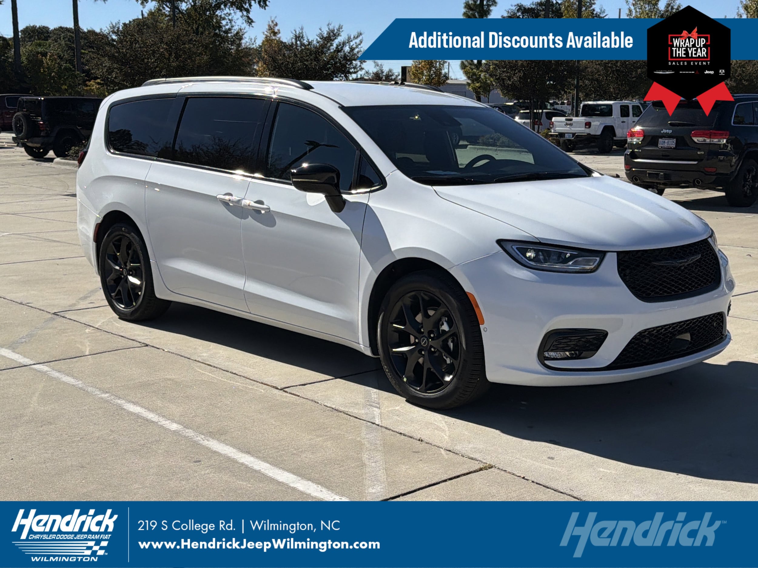 2026 Chrysler Pacifica Select's photo