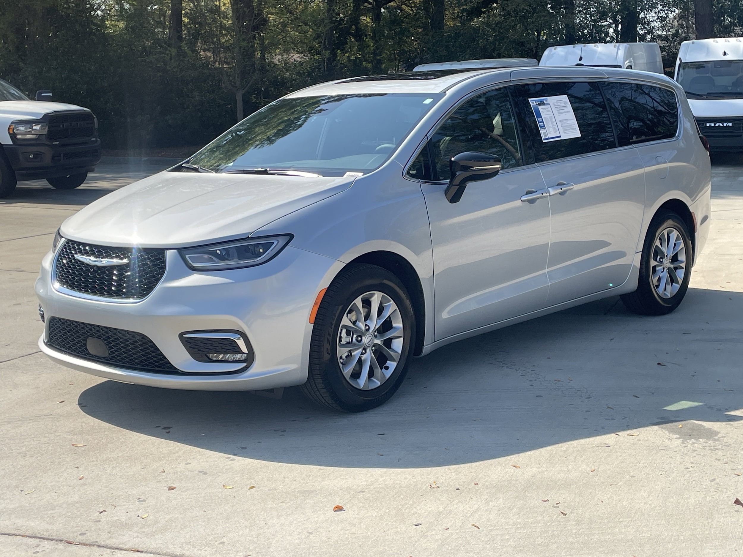 2026 Chrysler Pacifica Limited photo 5