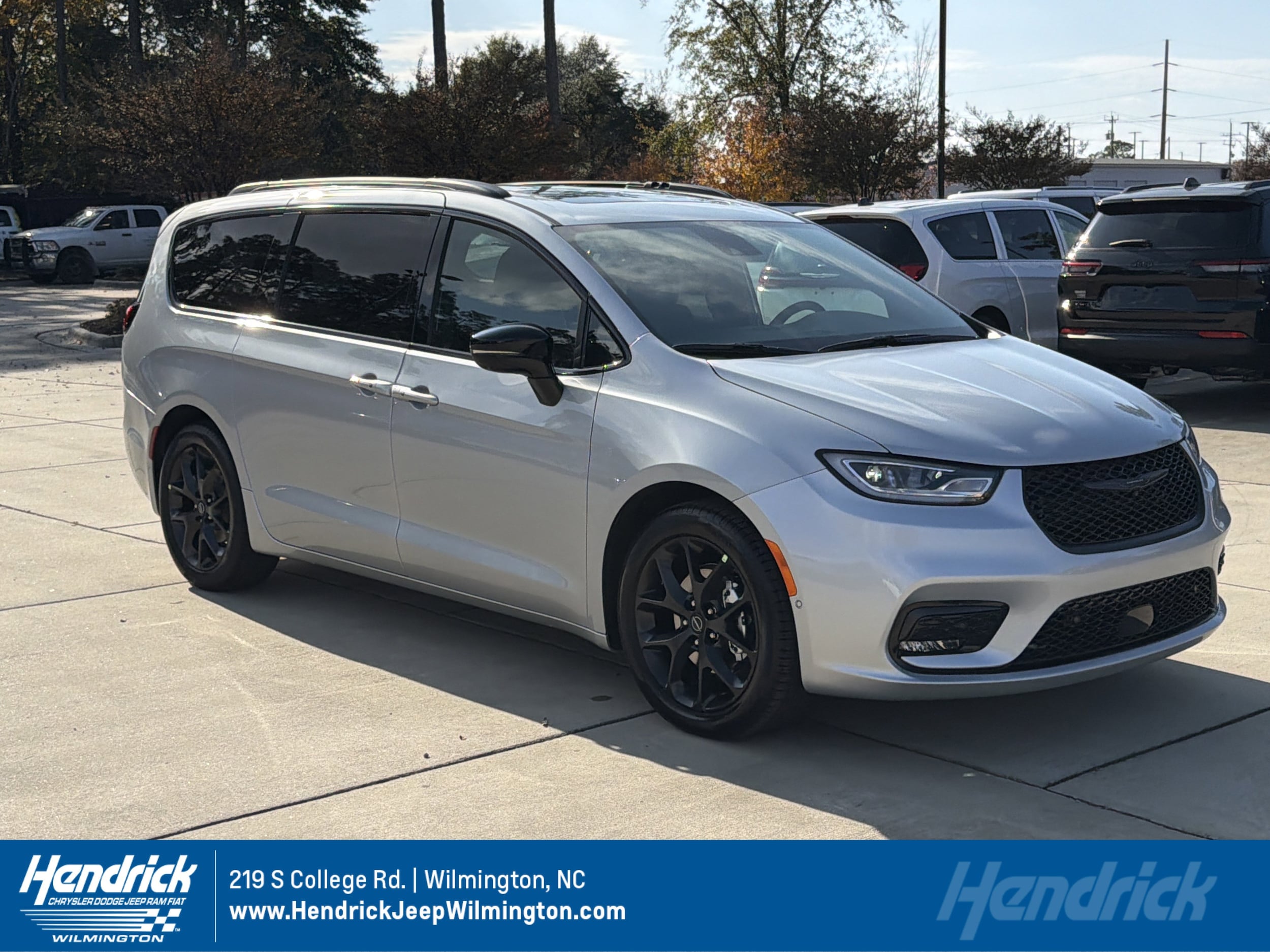 2026 Chrysler Pacifica Limited's photo