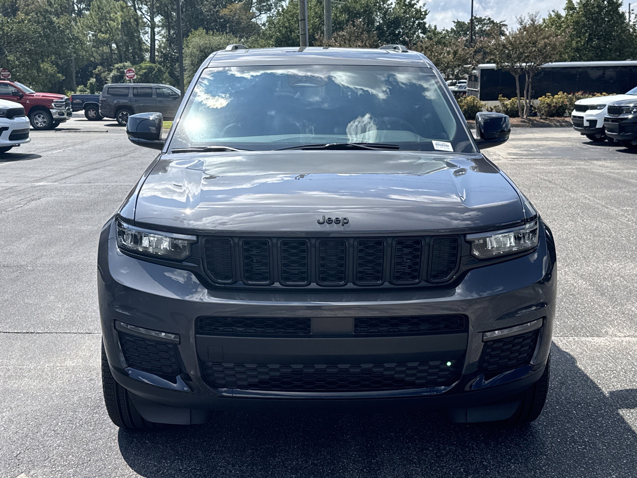 2025 Jeep Grand Cherokee Limited photo 2