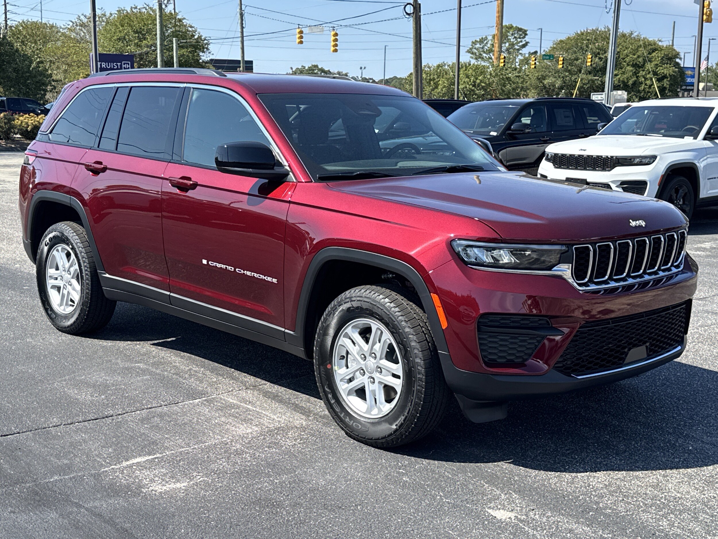 2025 Jeep Grand Cherokee Laredo Altitude photo 2