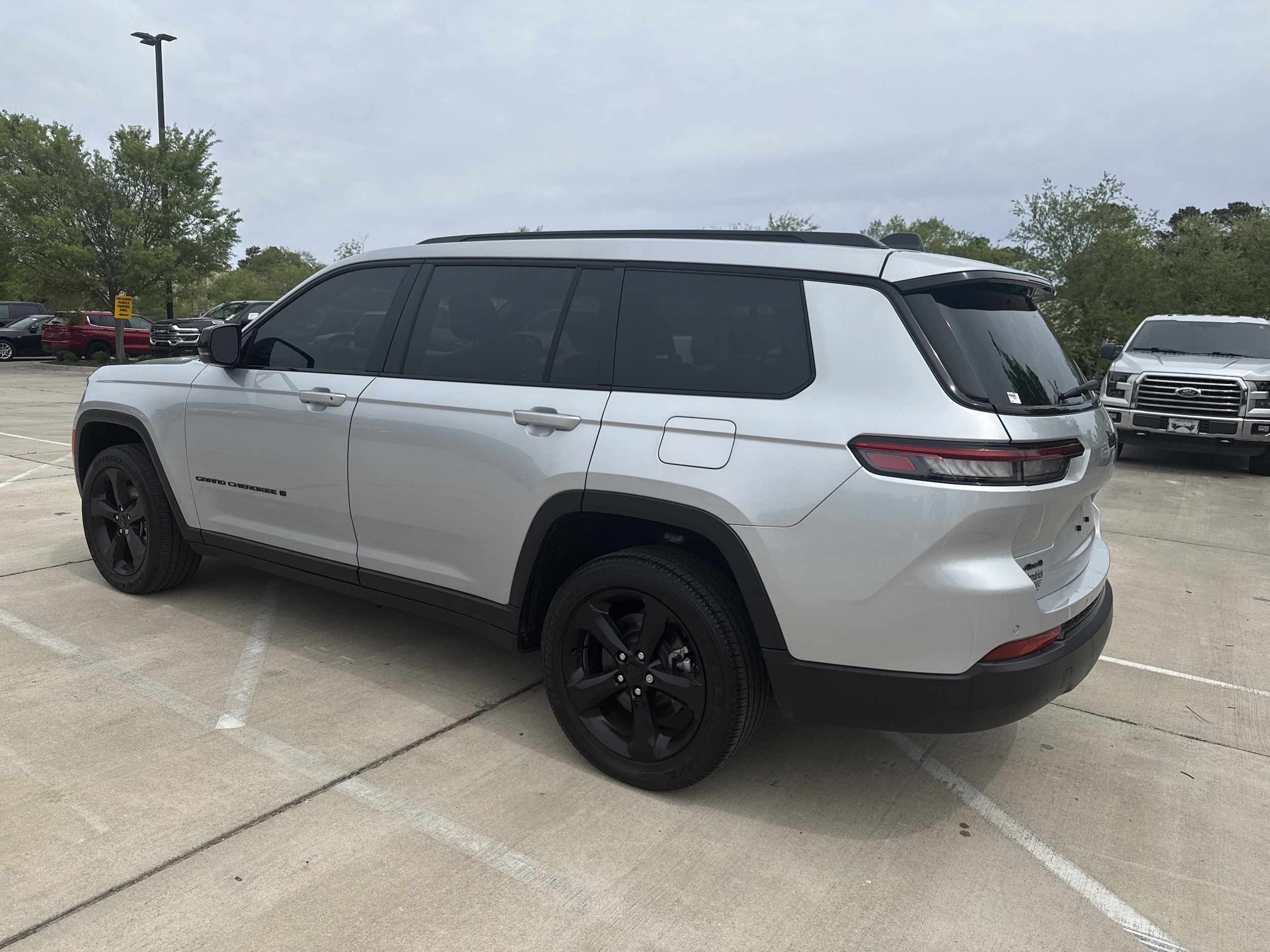 2024 Jeep Grand Cherokee L Altitude photo 3