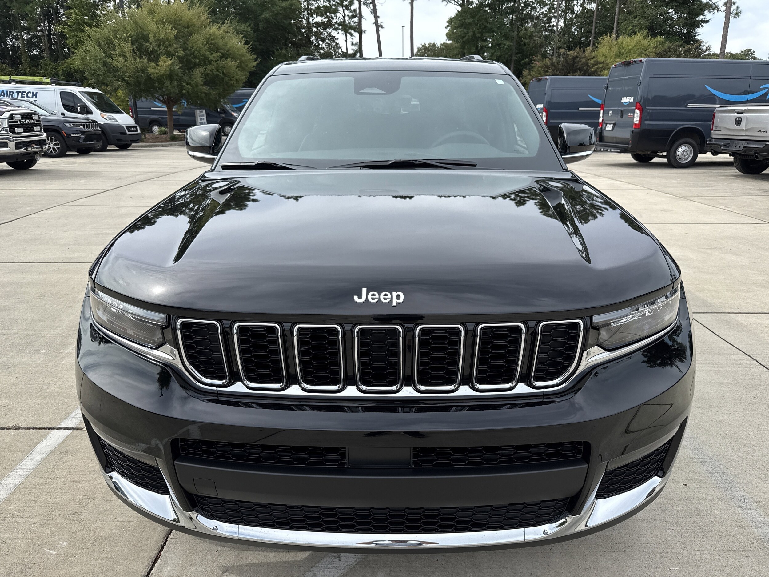 2025 Jeep Grand Cherokee Limited photo 3