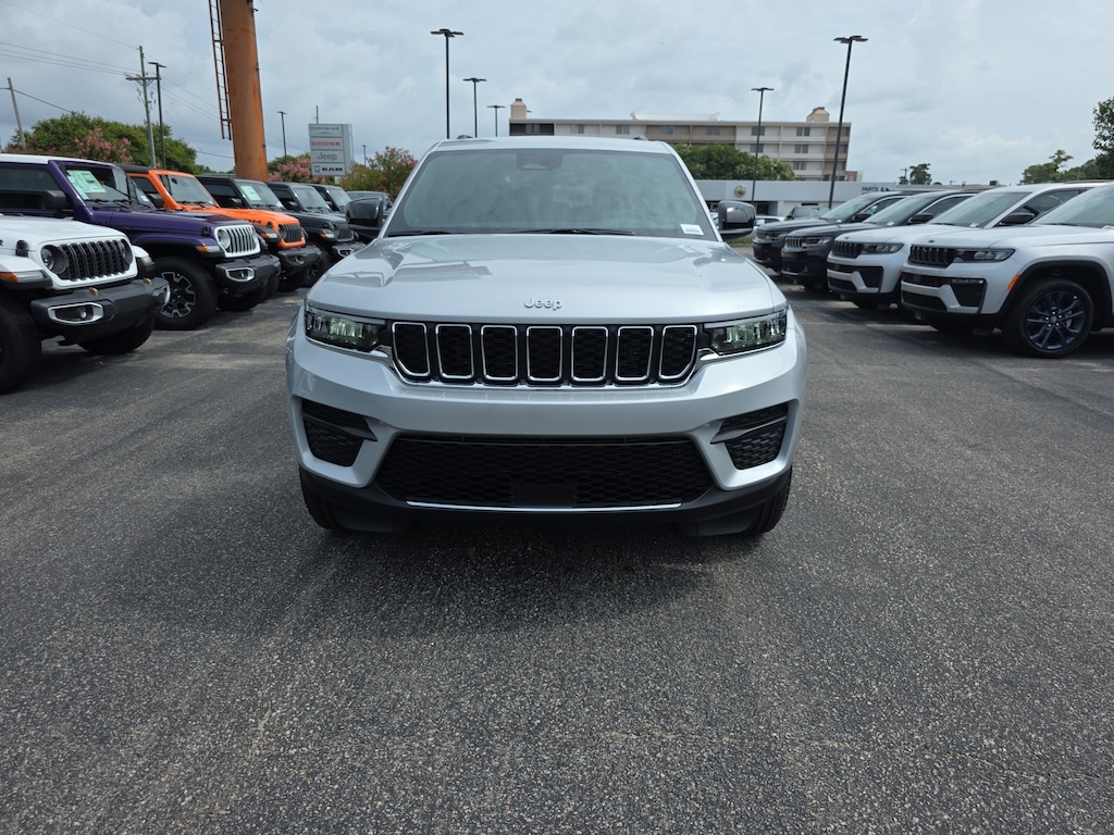 New 2026 Jeep Grand Cherokee Laredo Sport Utility