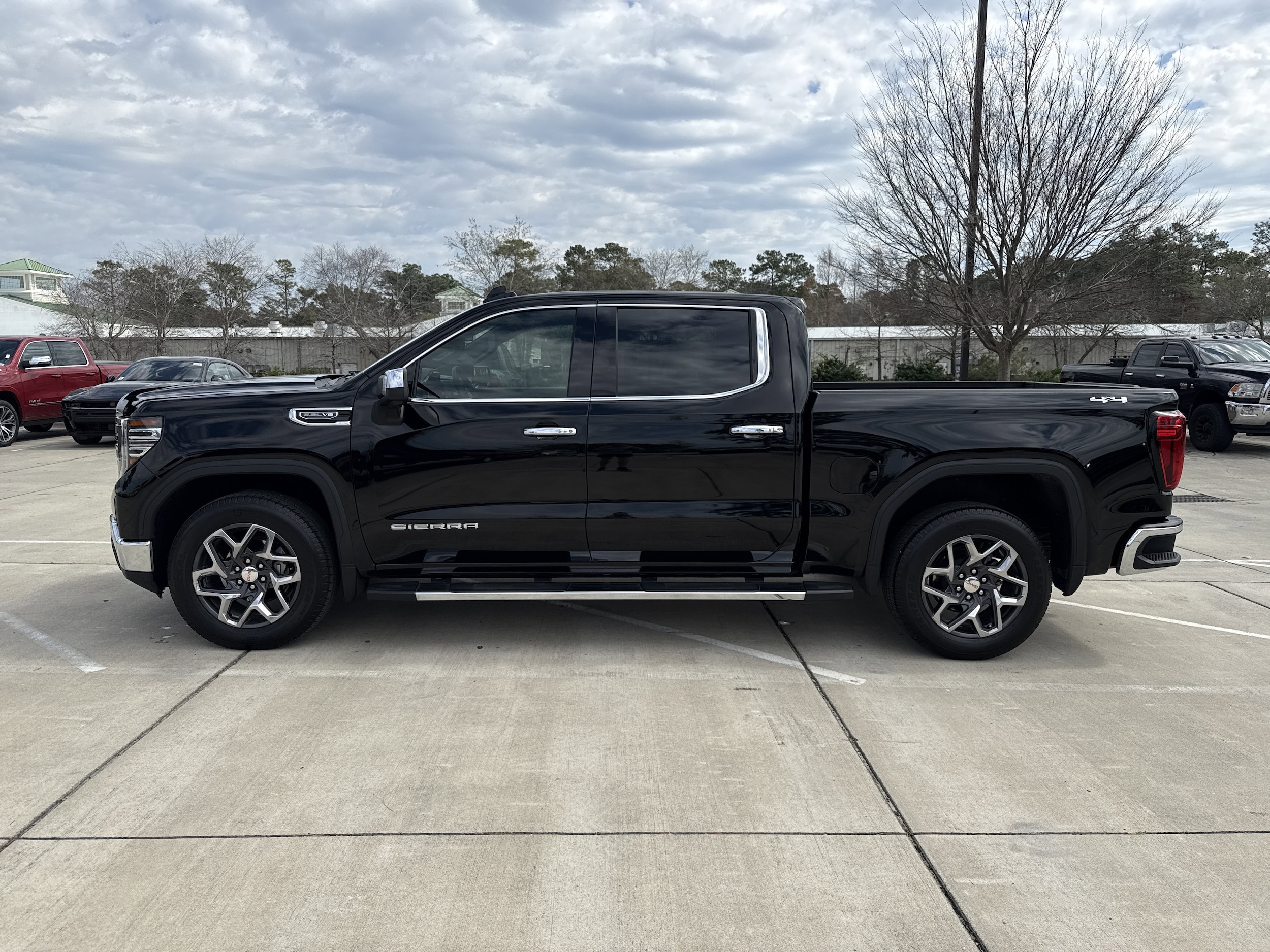 2024 GMC Sierra 1500 SLT photo 5
