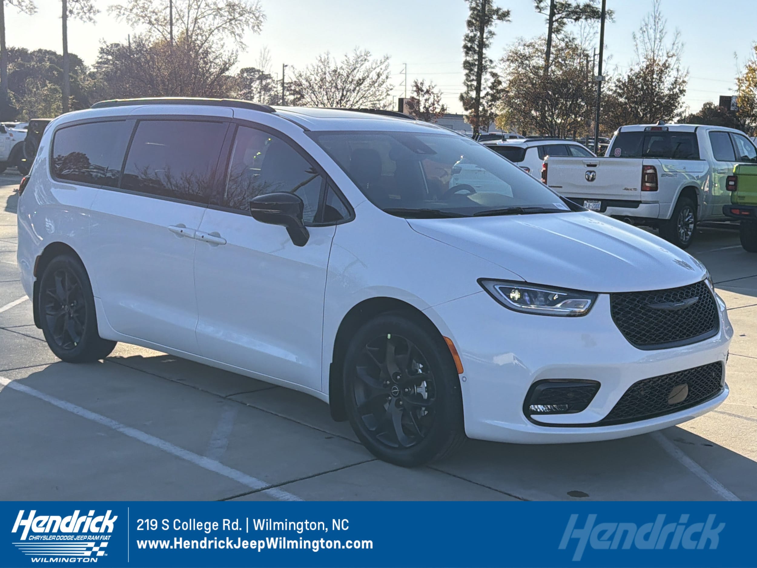 2026 Chrysler Pacifica Limited's photo