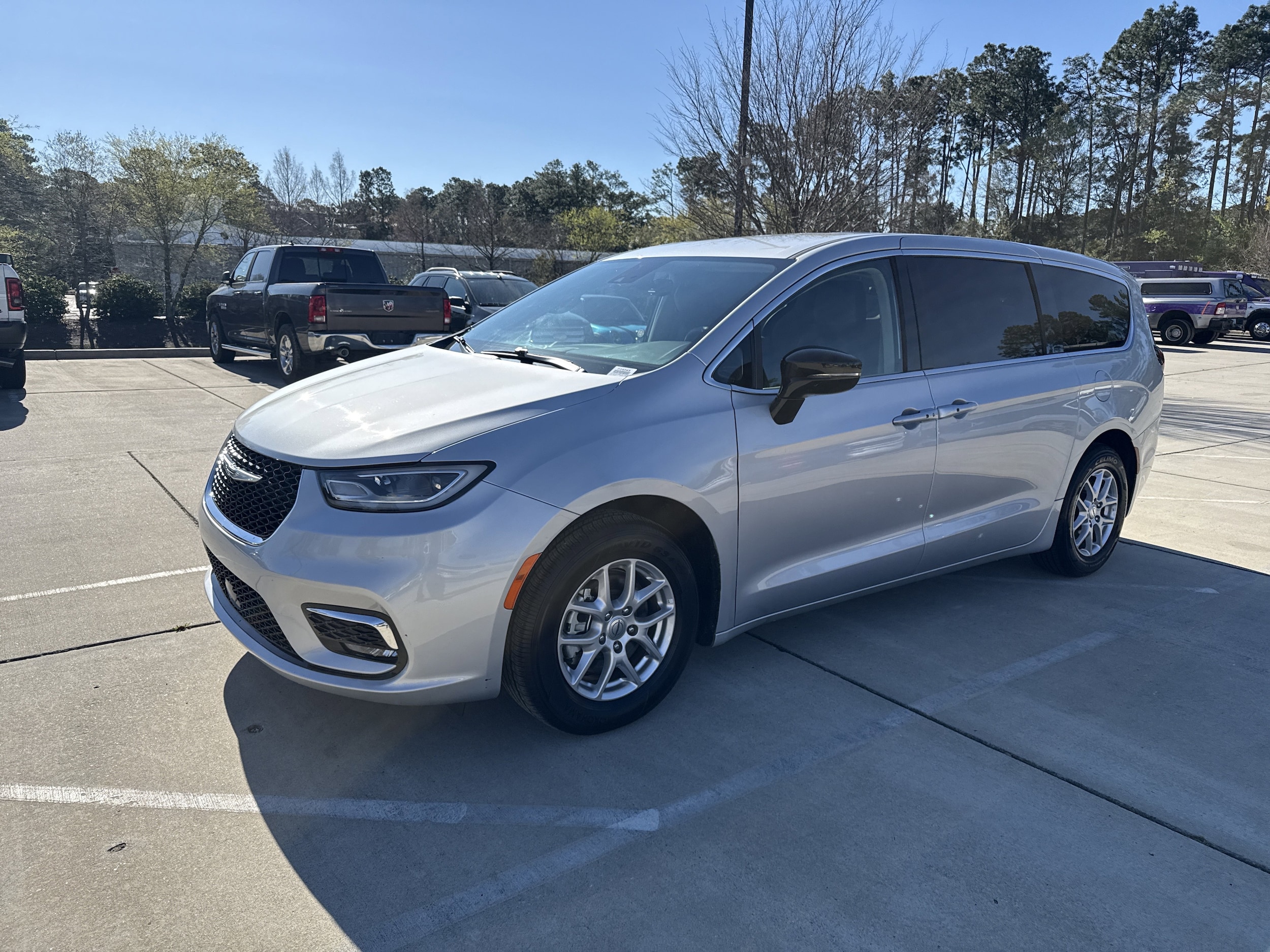 2024 Chrysler Pacifica Touring L photo 4