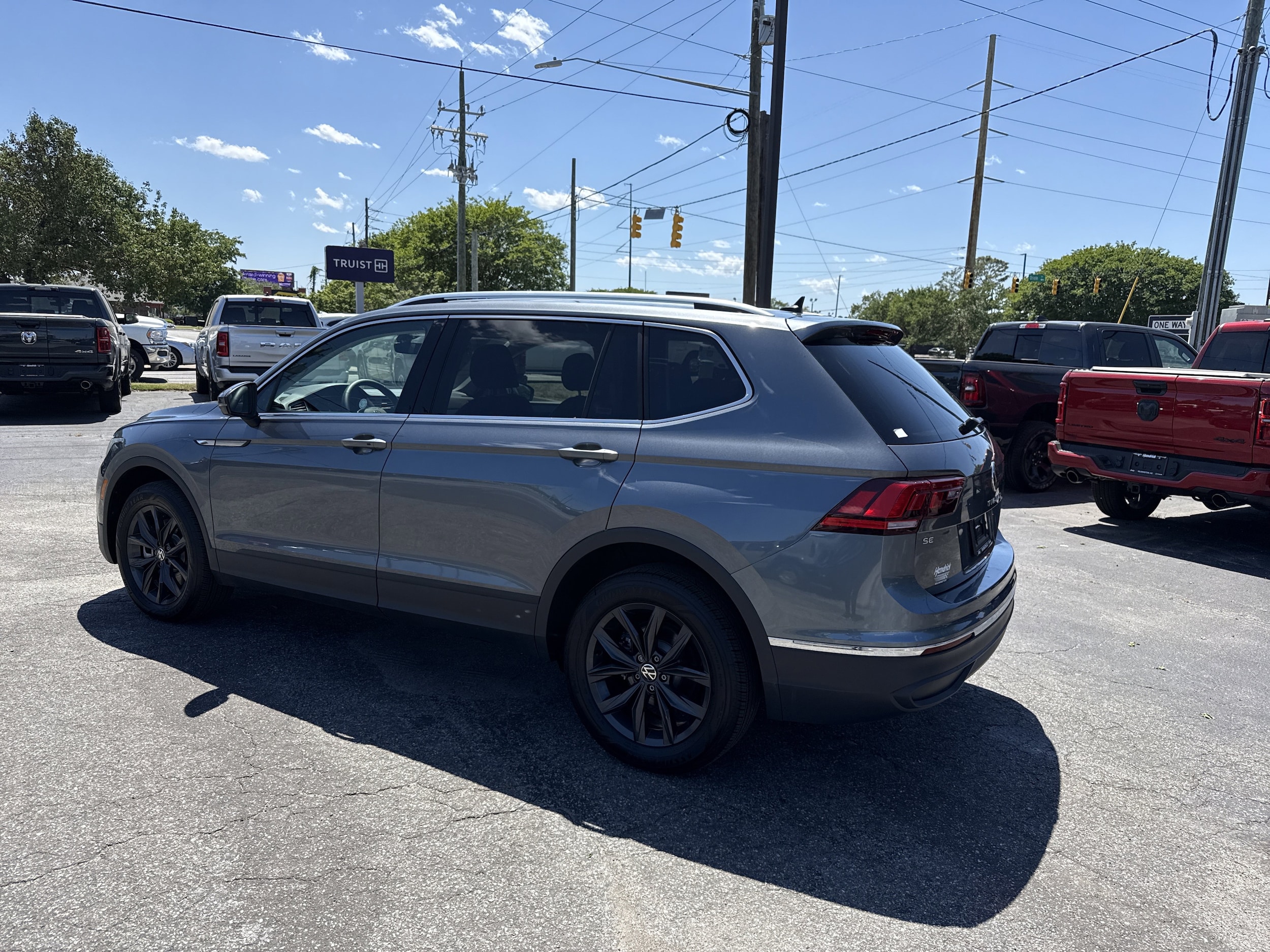 2024 Volkswagen Tiguan SE photo 3