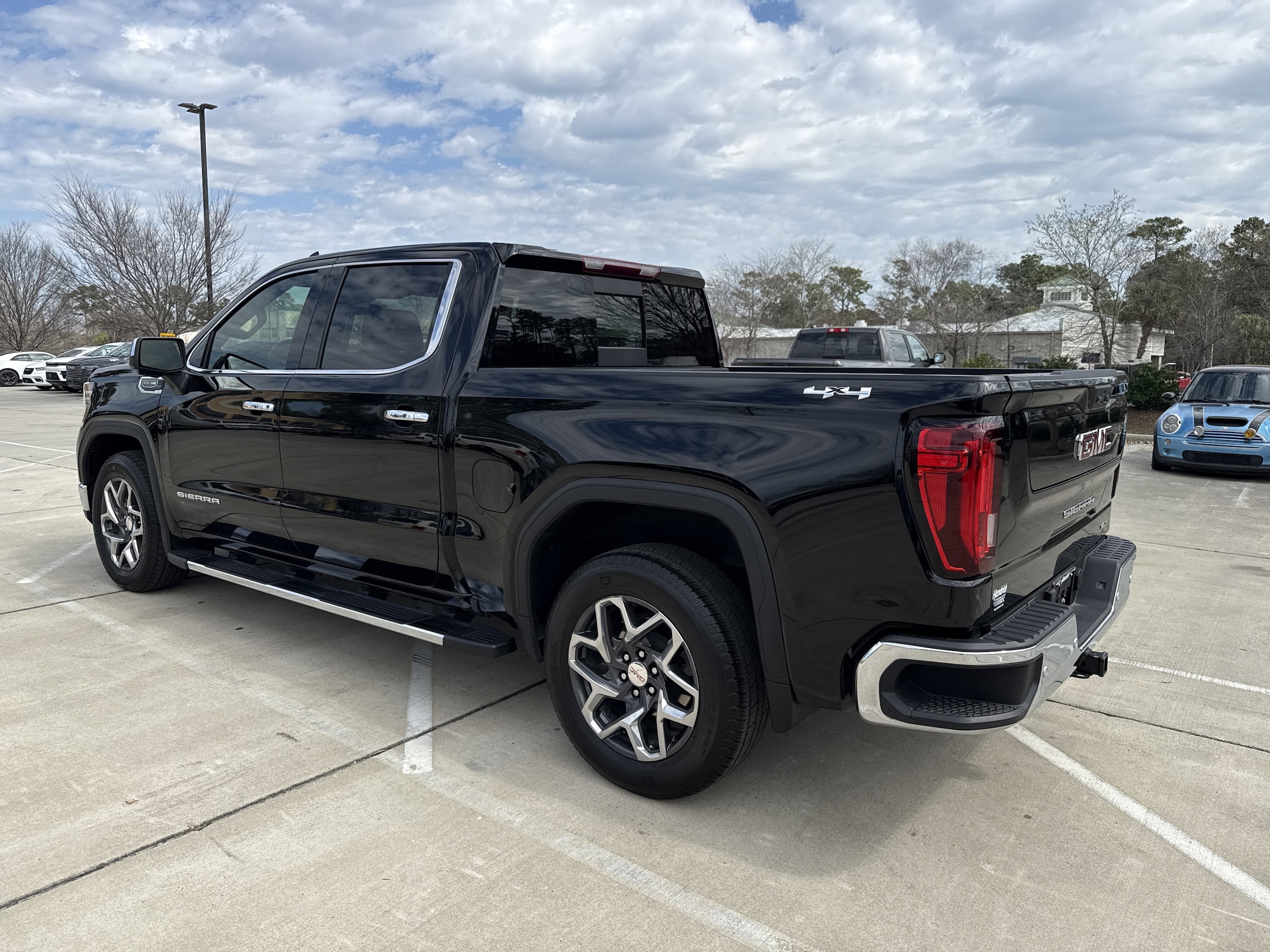 2024 GMC Sierra 1500 SLT photo 6