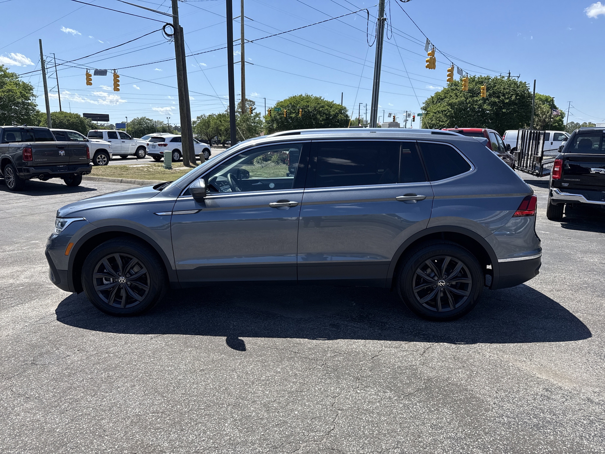 2024 Volkswagen Tiguan SE photo 6